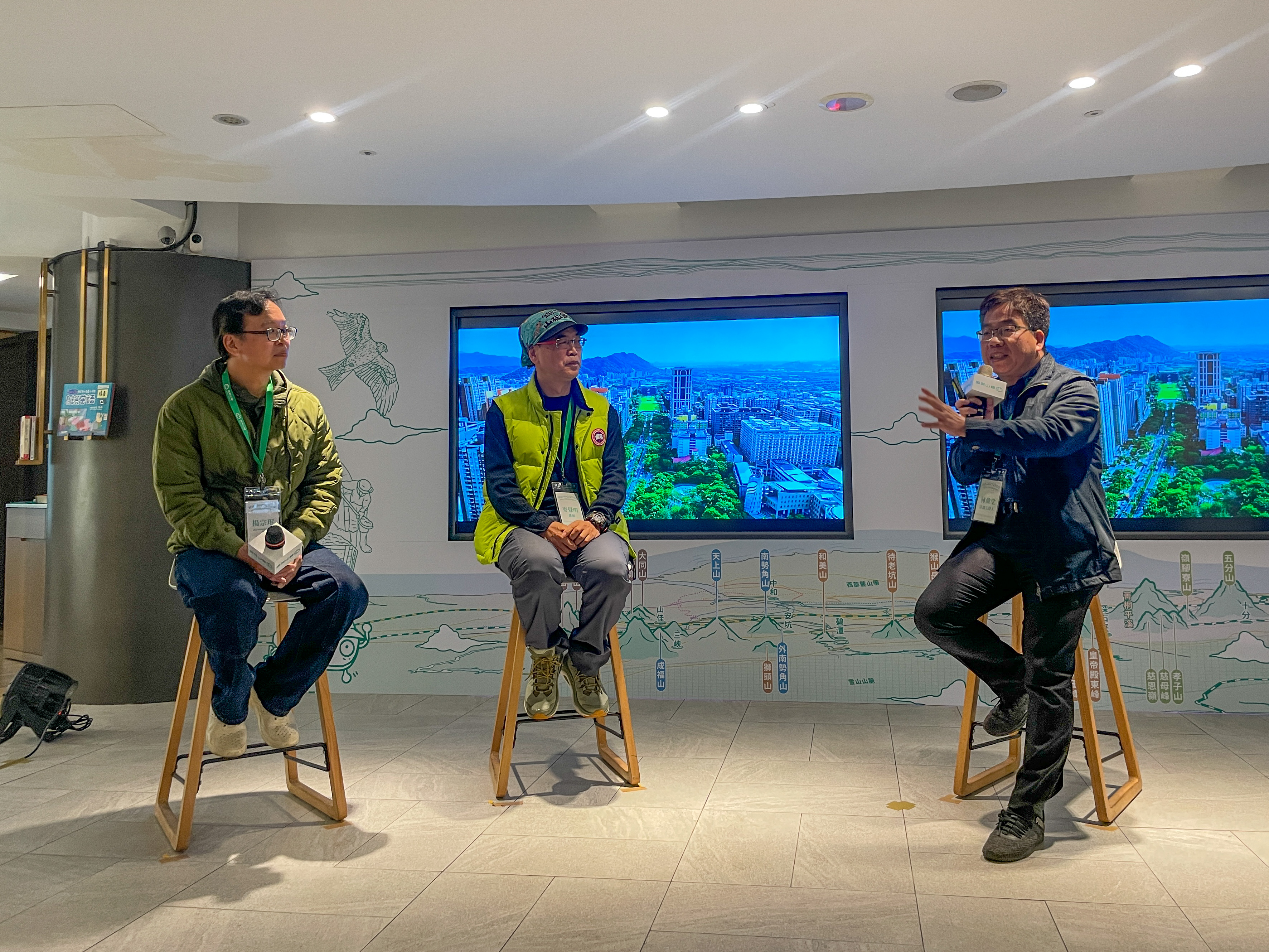 麥覺明導演講座後與楊宗珉局長進行對談，交流彼此發現的山林寶藏，邀請民眾挖掘微笑山線的美好。