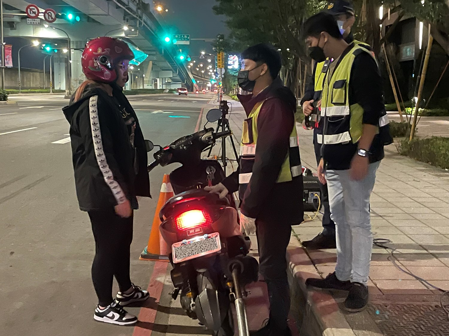車輛排氣檢驗情形