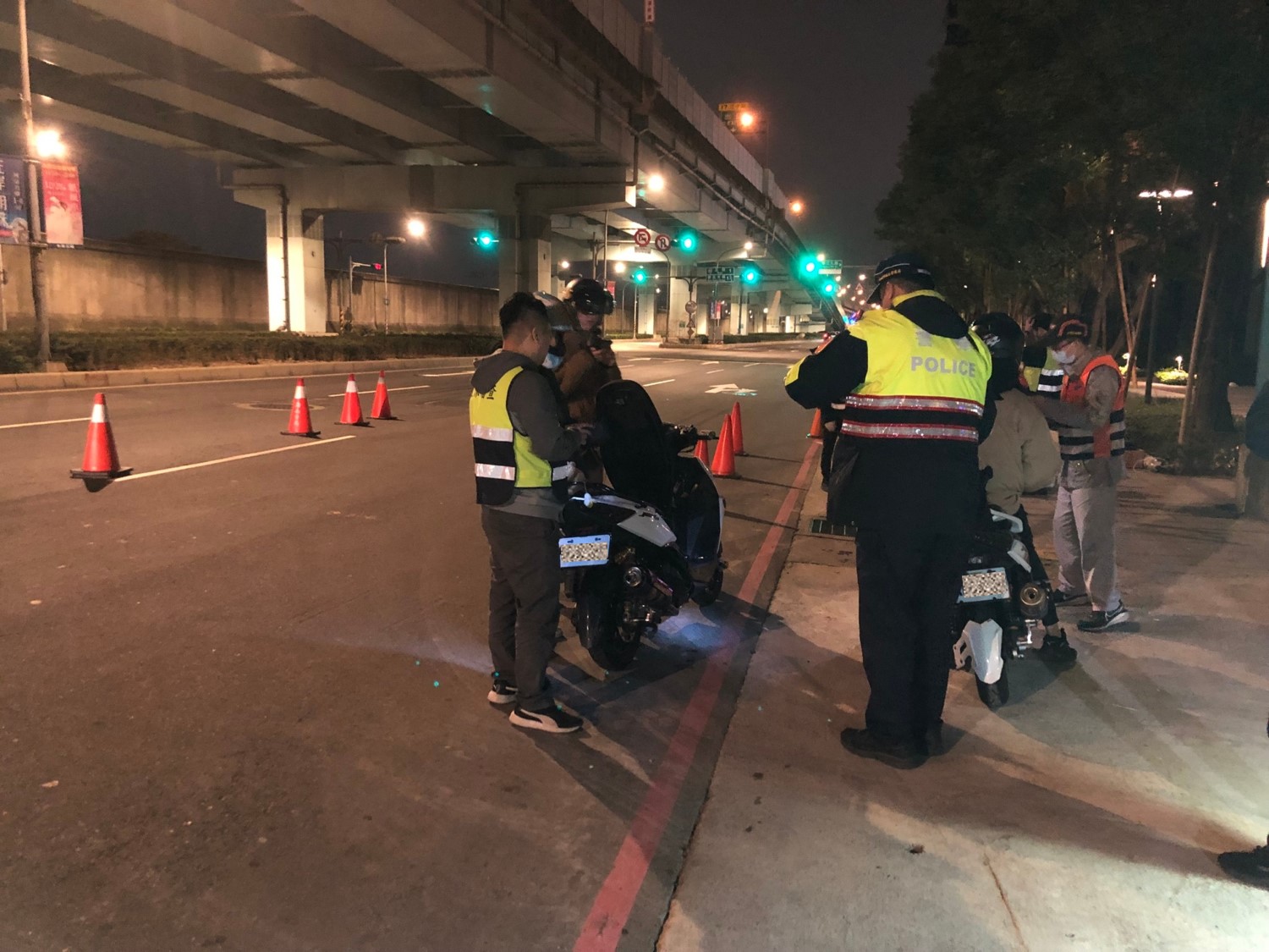 自1月1日起使用未經認證排氣管遭警方攔檢可依道路交通管理處罰條例處新臺幣900至1800