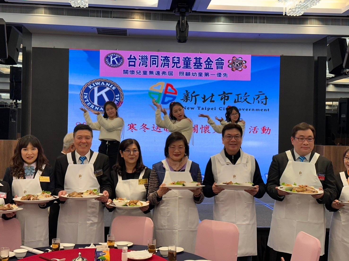 眾人換上廚師服一起上菜