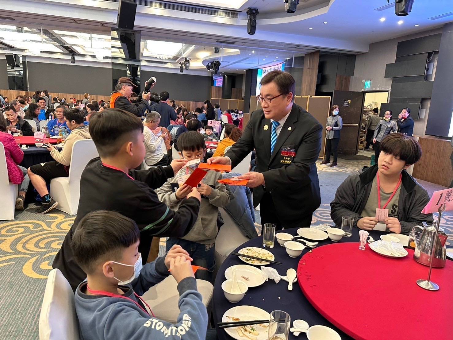 長海國際同濟會會長陳逸哲致贈紅包給小朋