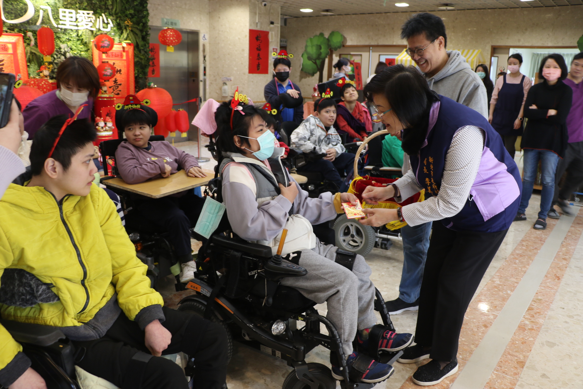  李美珍局長一一致贈八里愛心教養院院生小紅包
