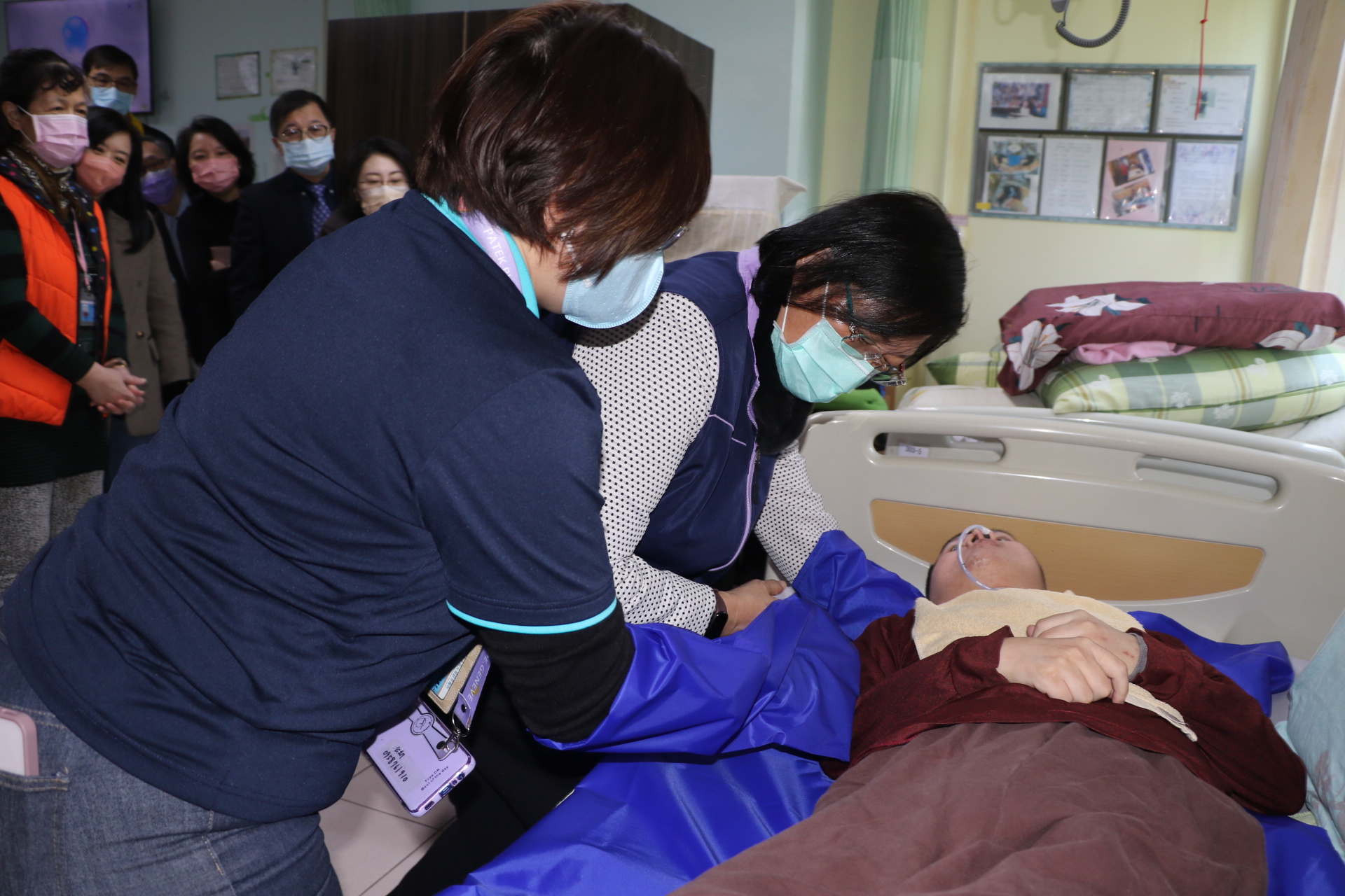 李美珍局長親自體驗利用滑布手套幫忙腦麻患者住民移位