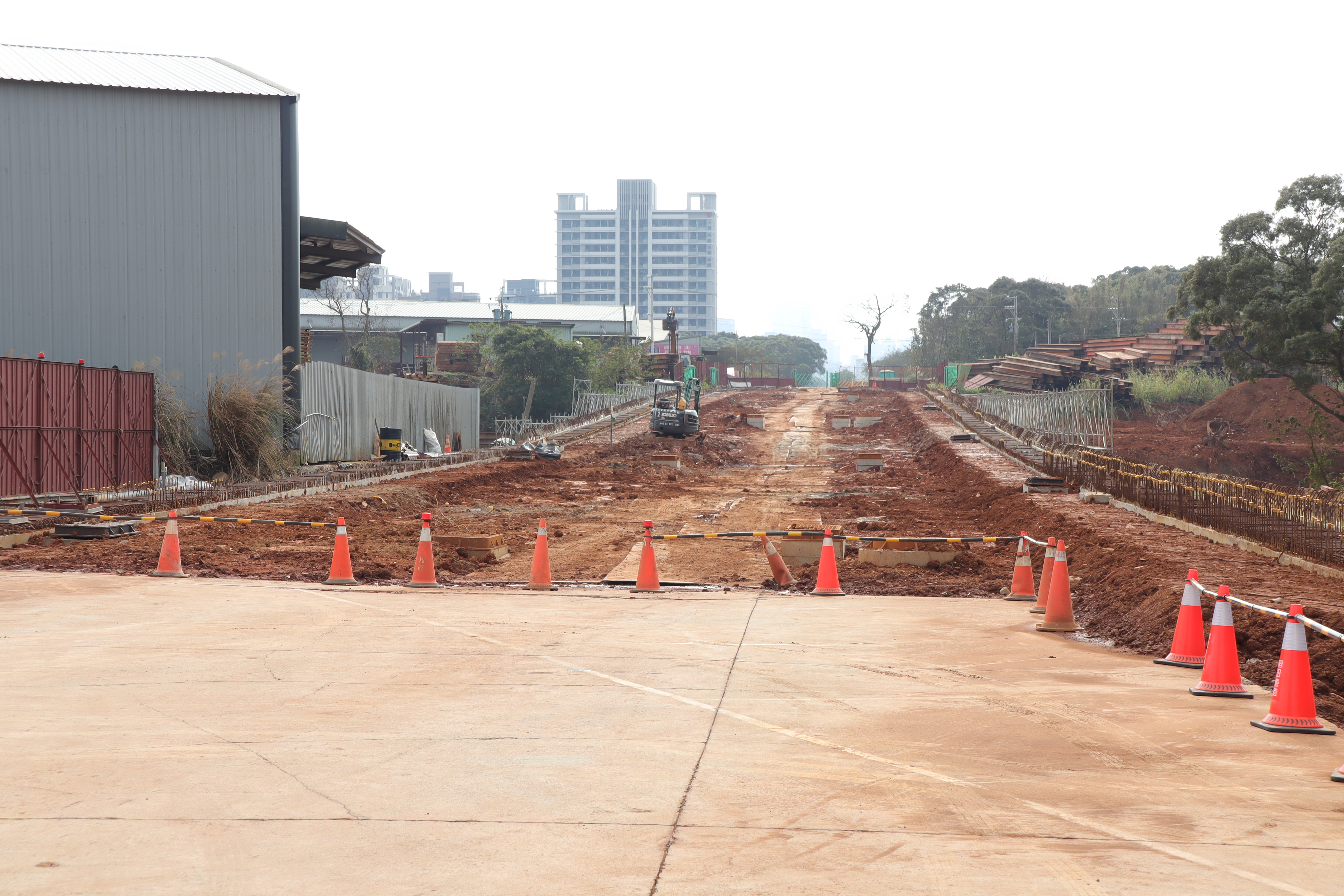 圖說： A3計畫道路是105市道的先期工程，全長2.13公里，完工後將提供雙向四車道及2.5公尺寬的人行空間，有效紓解原道路狹窄導致的行車安全問題。之一