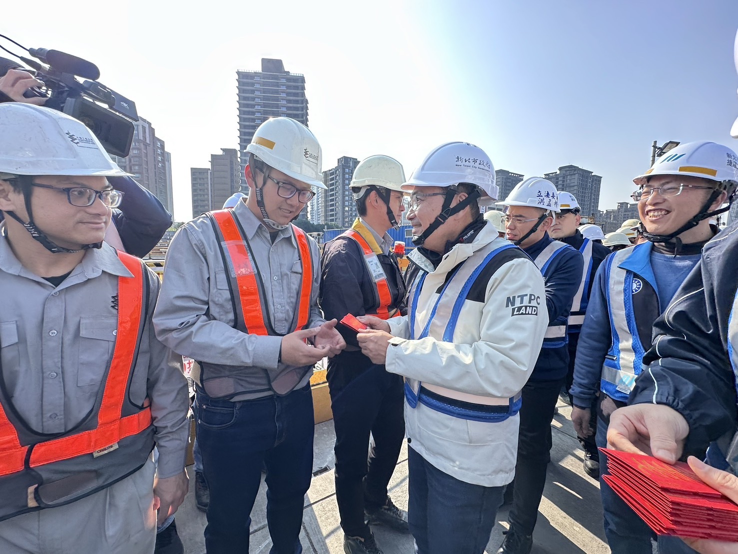 新北市長侯友宜慰問辛勞施工人員