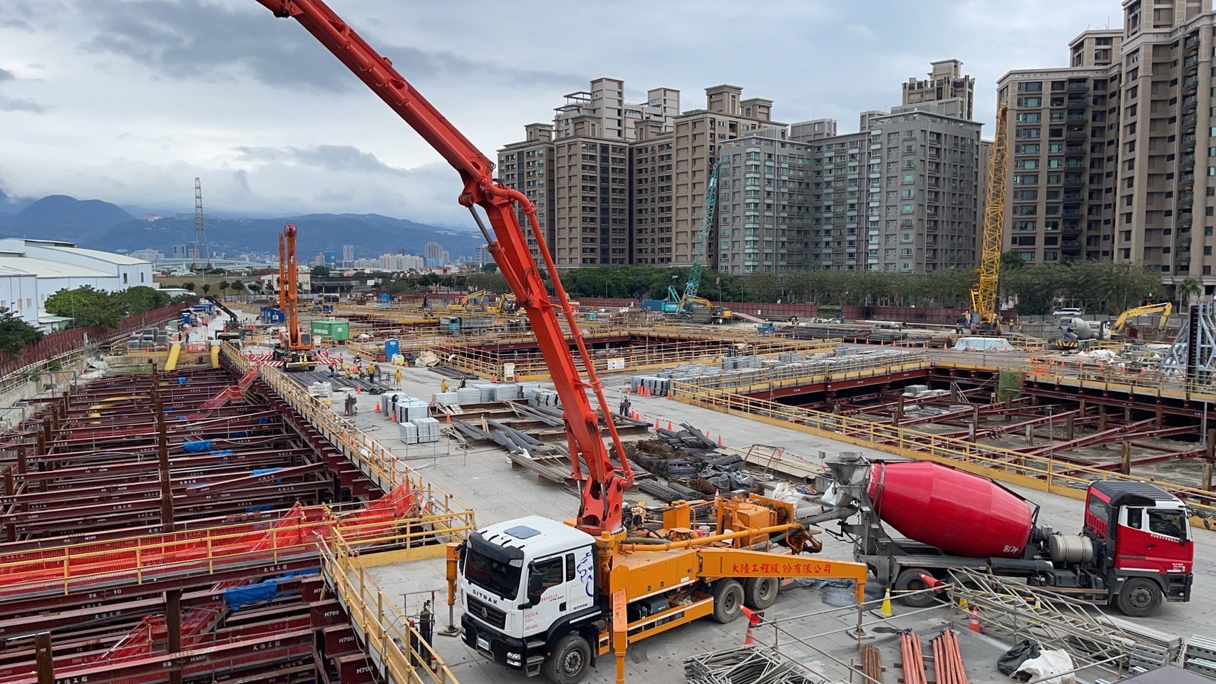 環狀線北機廠進行混凝土澆置作業