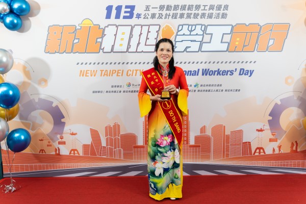 越南籍模範移工杜氏亮女士頒獎情形