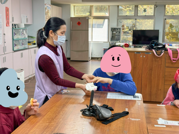 實際訪視越南籍模範移工杜氏亮女士(左)工作情形