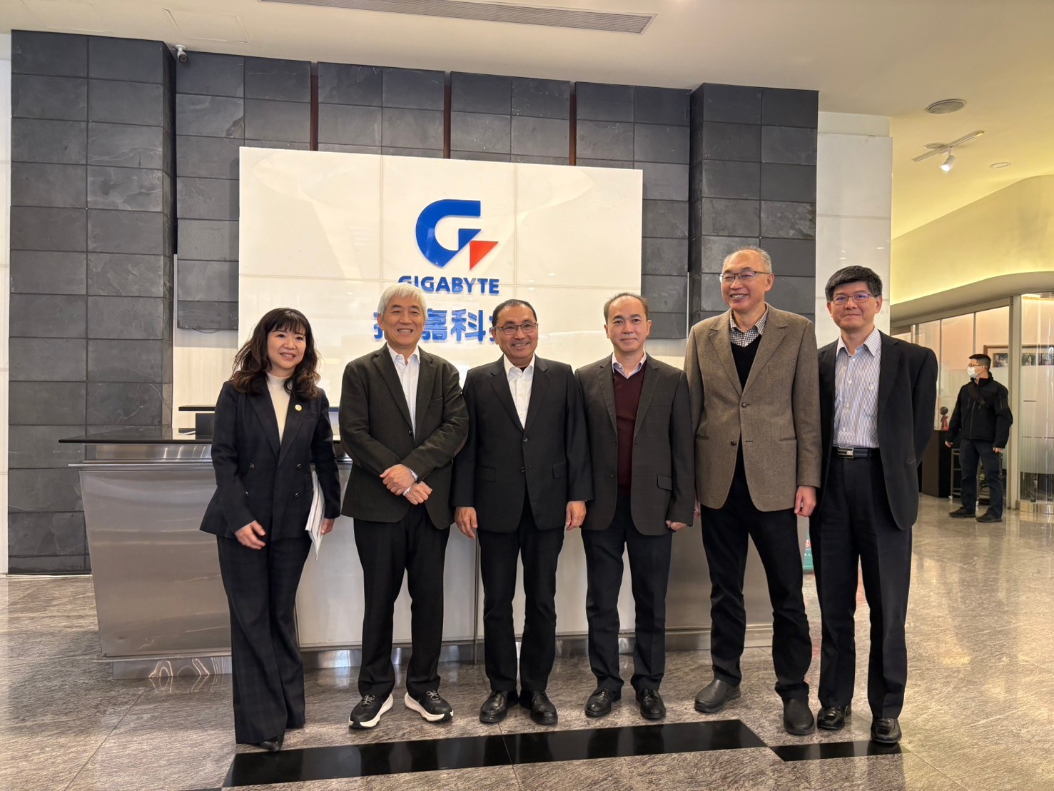 市府與技嘉針對AI、電競等產業發展進行交流並合影留念