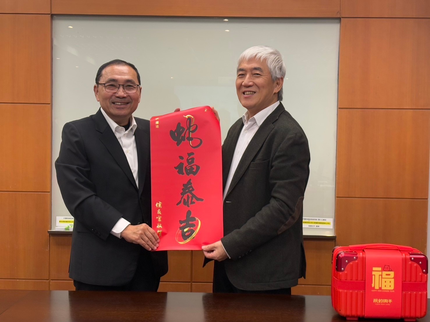 新北市長侯友宜(左)致贈春聯予葉培城董事長(右)