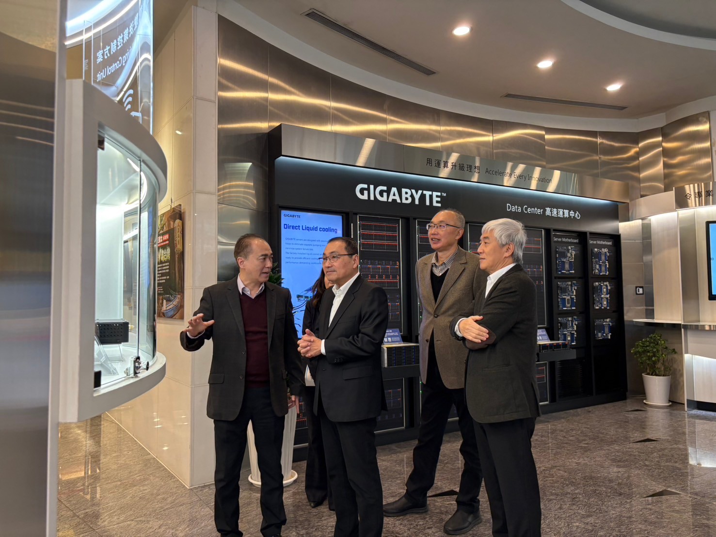 技嘉科技深耕新店近40年，專注於AI產業的研發與發展。特別感謝侯市長近年來對電競及AI產業的全力推動，不僅契合城市的未來發展方向，也與技嘉的業務布局密切相關