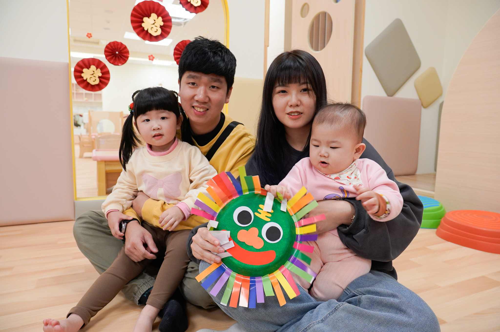 年輕父母帶著孩子 參加開幕式 準備登記公托