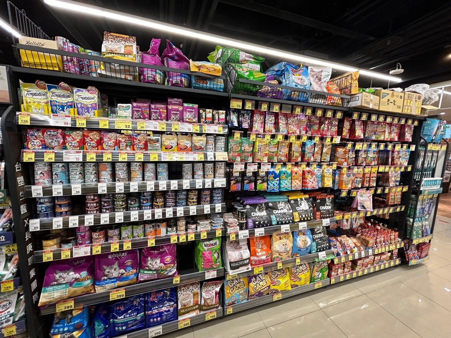  市面上琳瑯滿目的寵物食品_