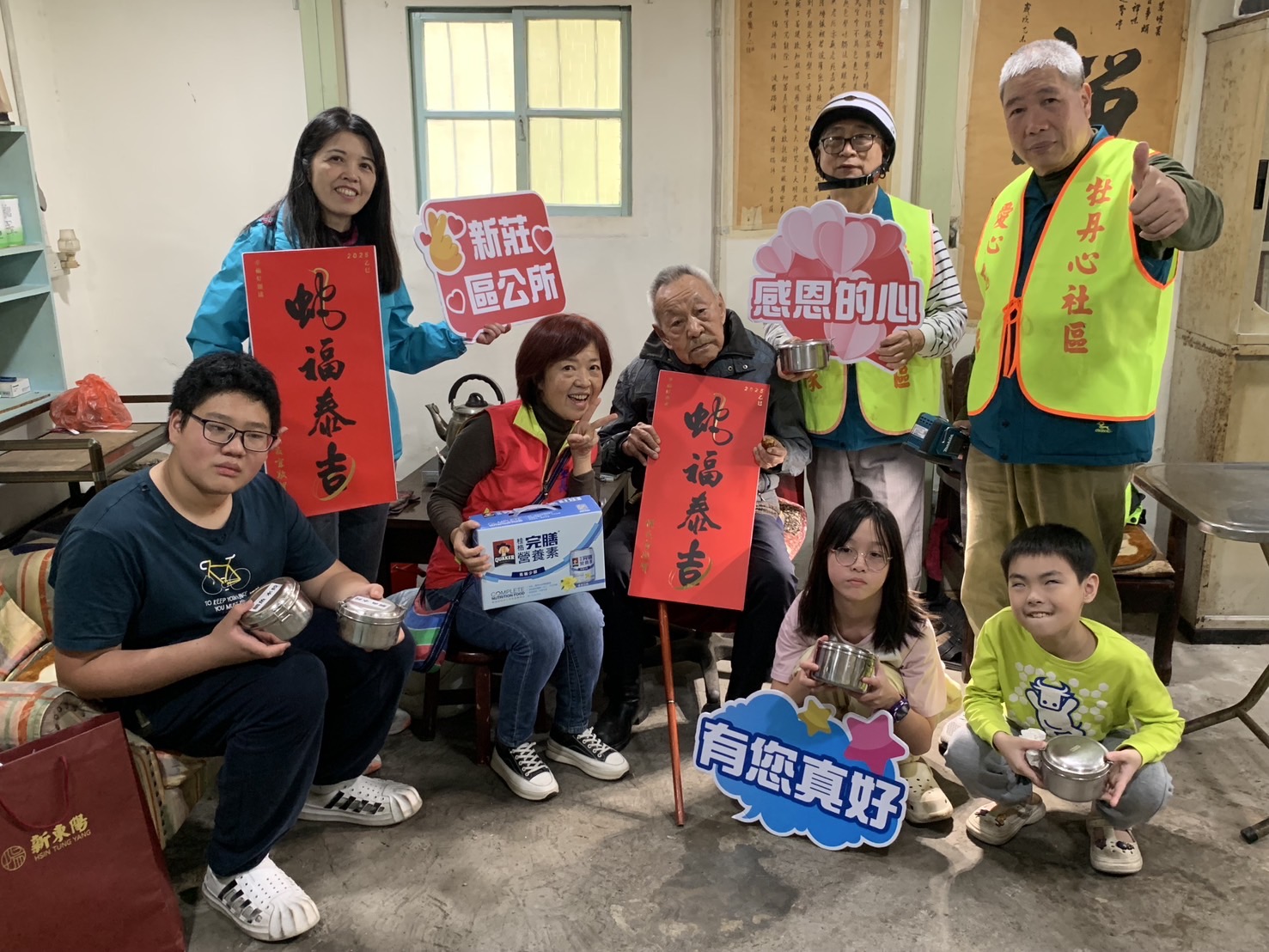 新莊區雙鳳里里長及牡丹心社區發展協會理事長共同贈送年菜至獨居長者家中