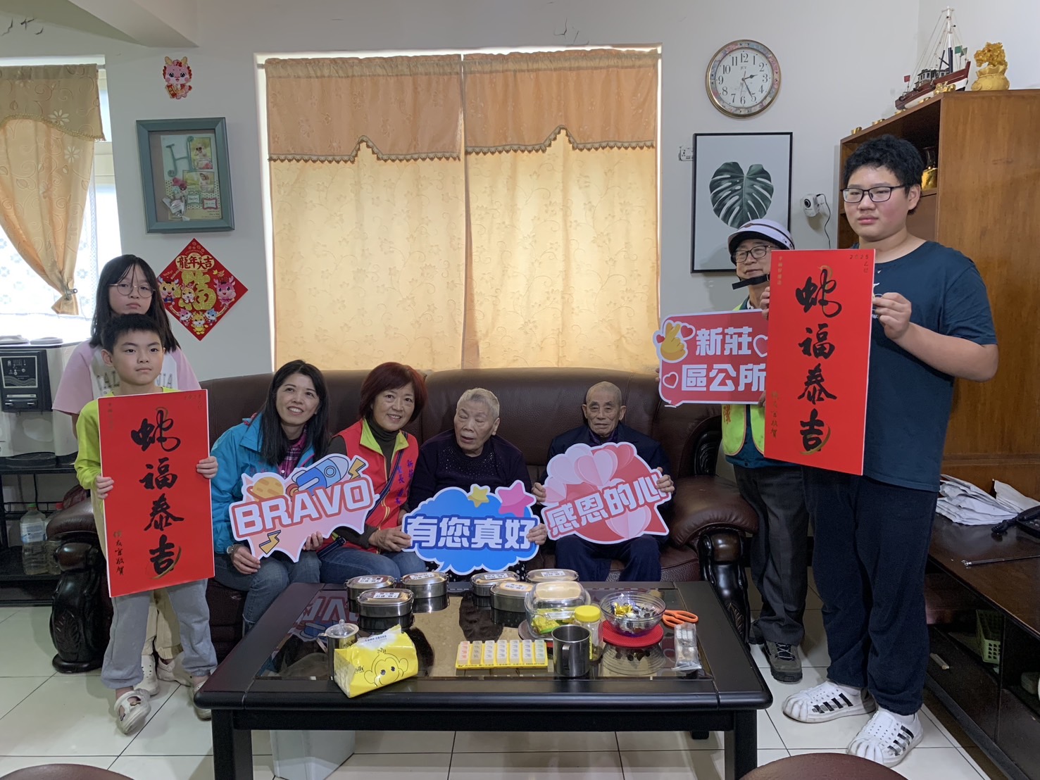 新莊區雙鳳里里長及公所社會課長共同贈送年菜至獨居長者家中