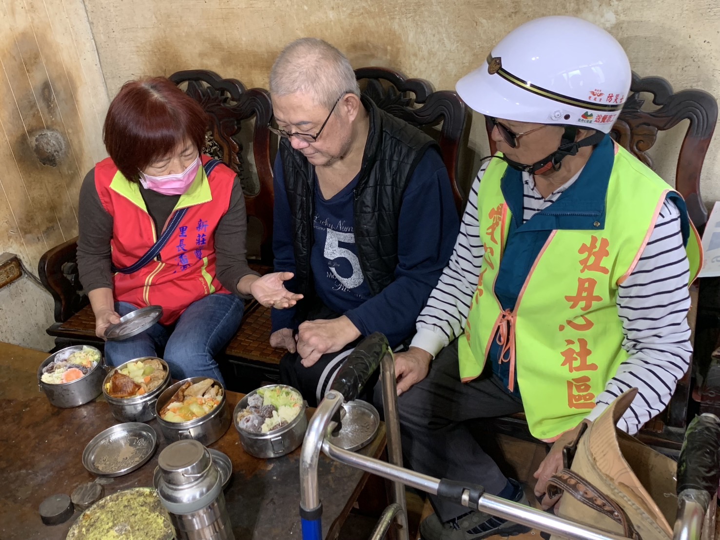 跟獨居長者介紹便當菜色