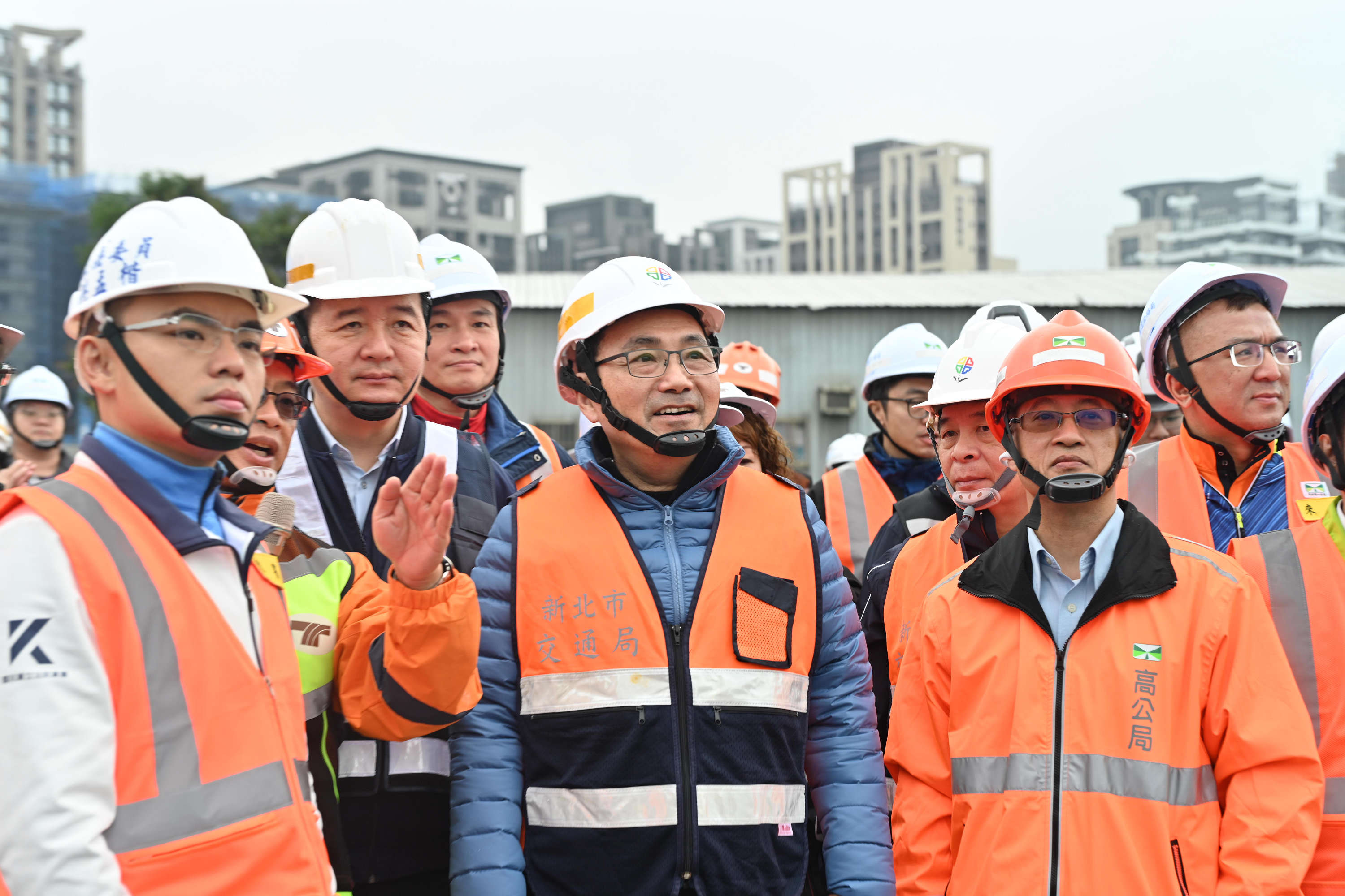 侯友宜視察國道3號增設金城交流道工程，慰勉施工團隊辛勞。