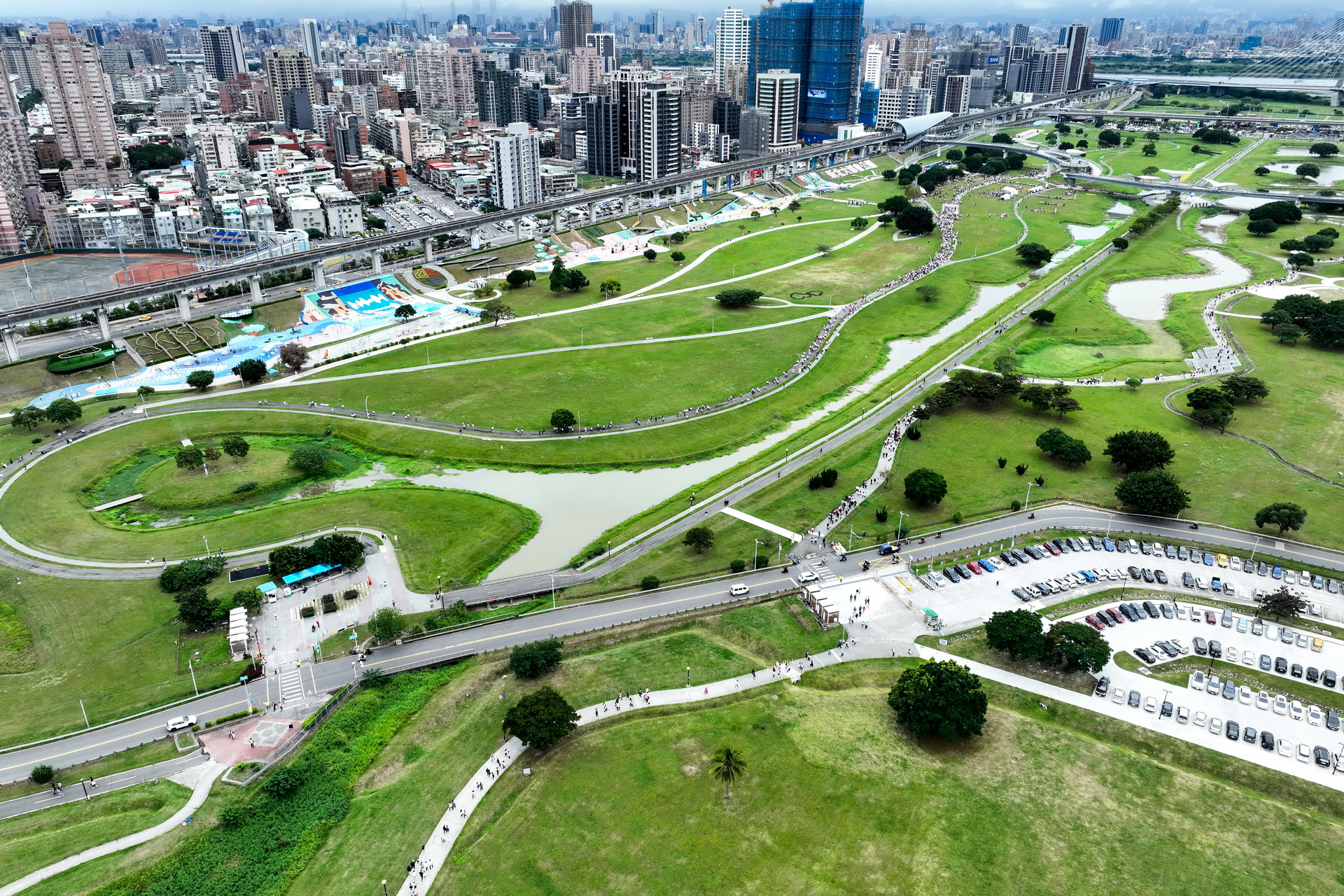新北大都會公園水漾園區草地廣大且有「熊猴森樂園」，為親子同遊首選