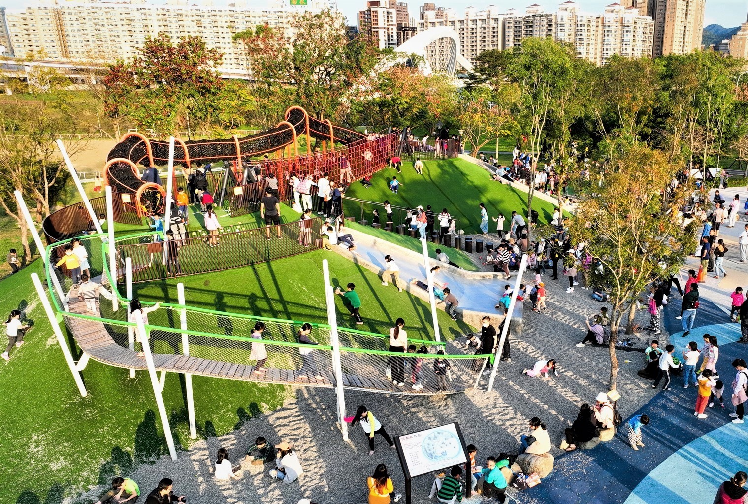  新店陽光運動公園遊戲場適合大、小朋友休憩玩耍