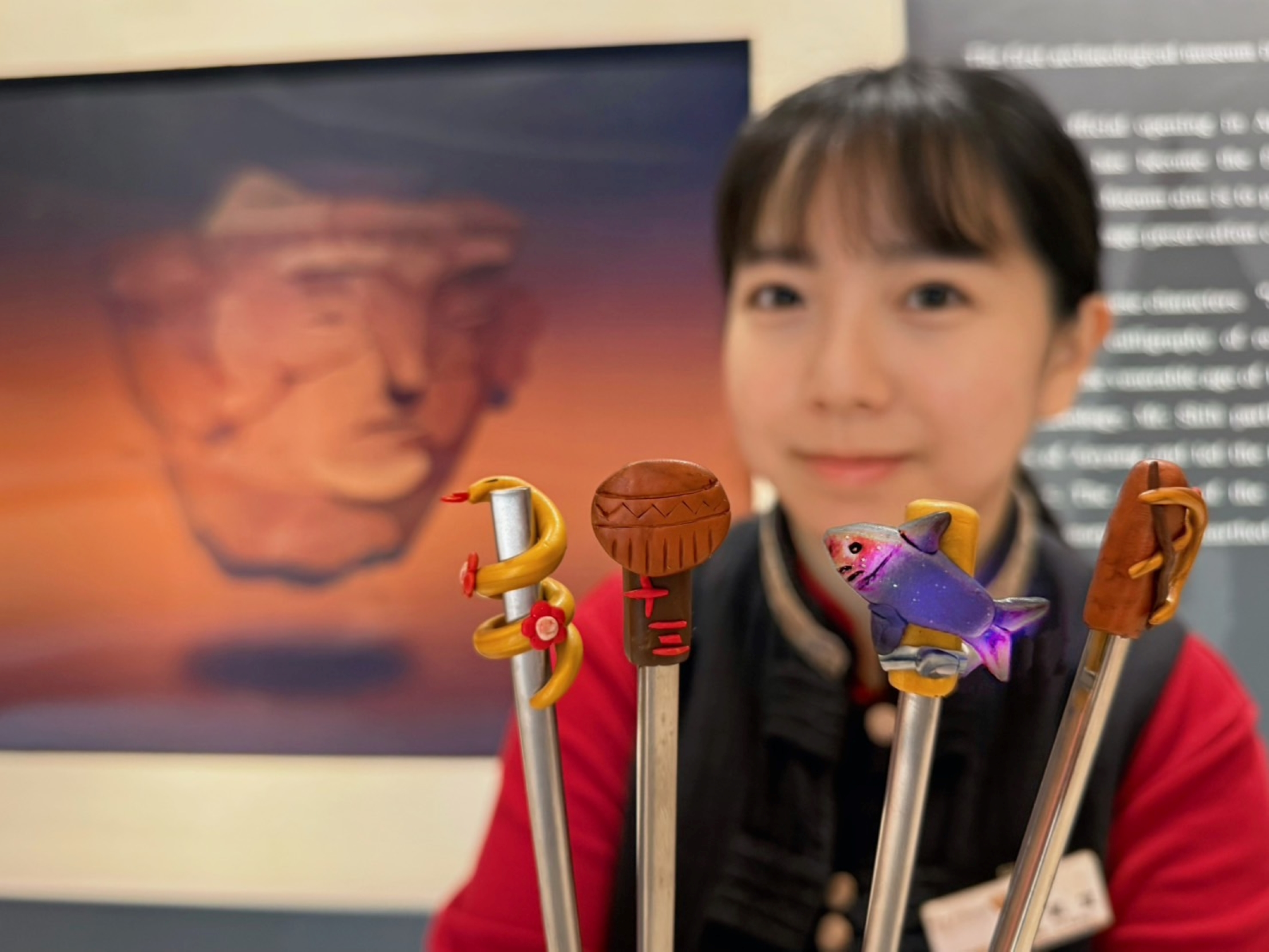 「蛇福雙筷樂」製作史前陶偶環保筷。