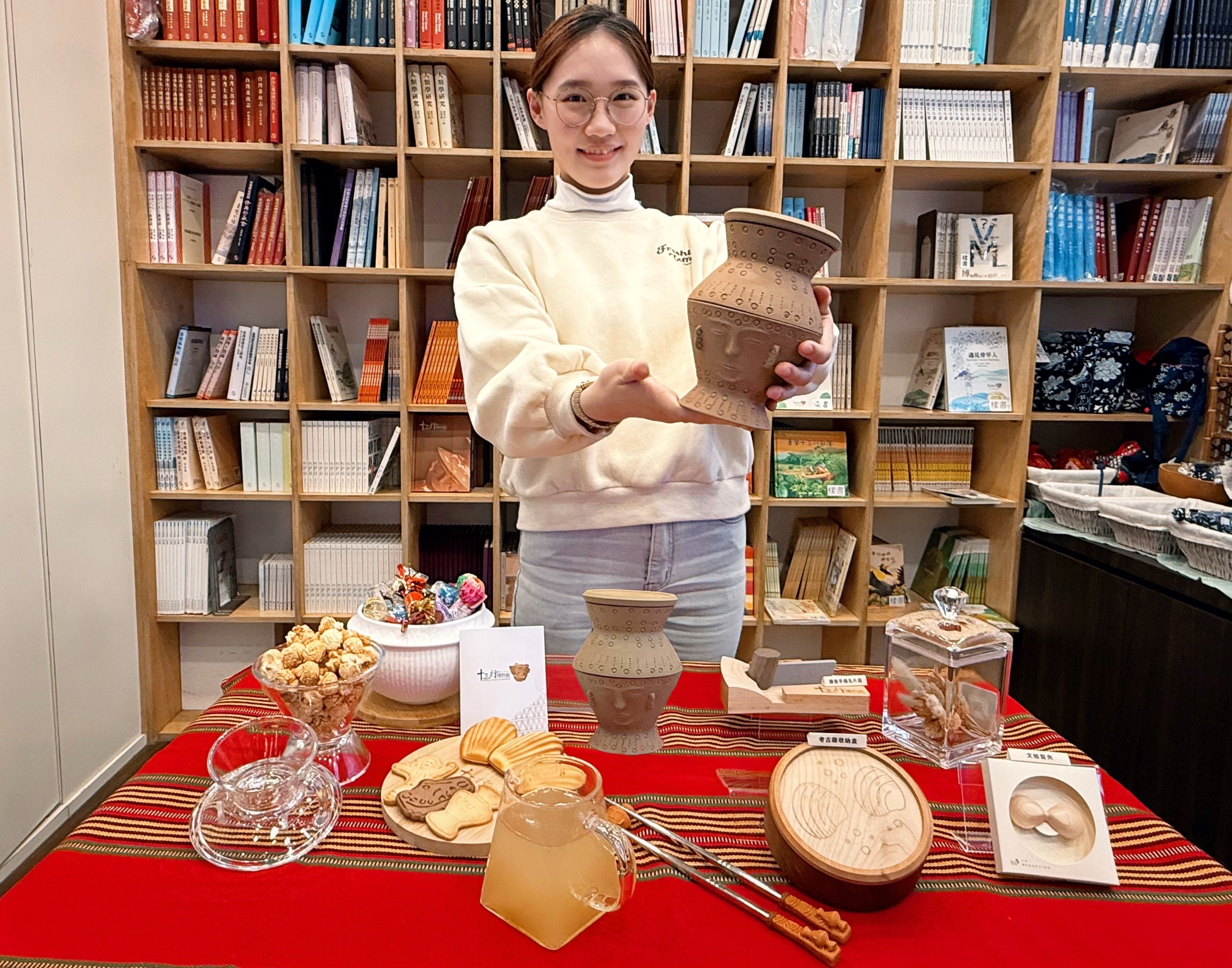 春節期間消費滿額，有機會將最新文創商品帶回家。.