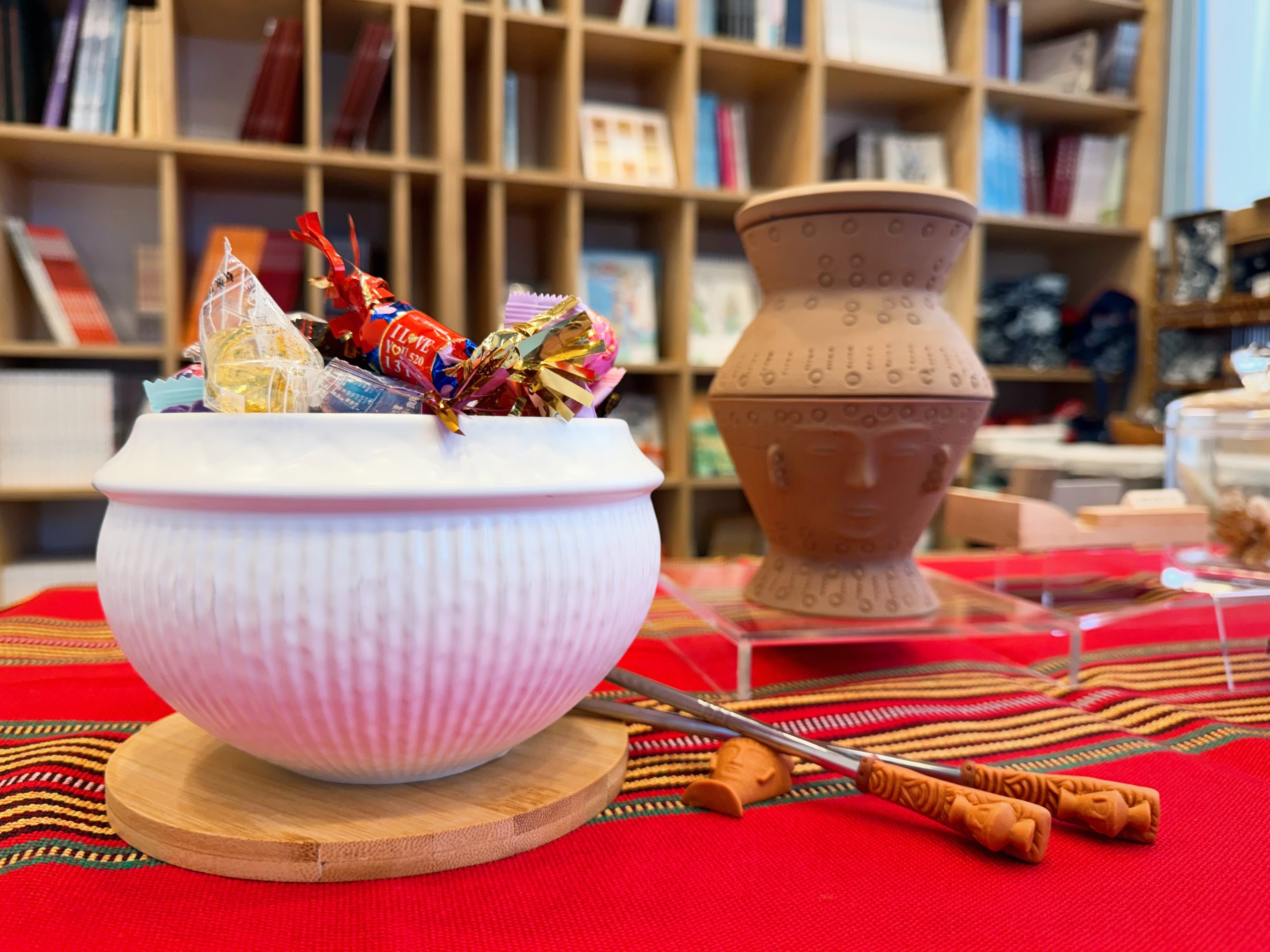 「拾叁食器」以大坌坑文化文物為靈感，如同聚寶盆讓財源滾滾來。