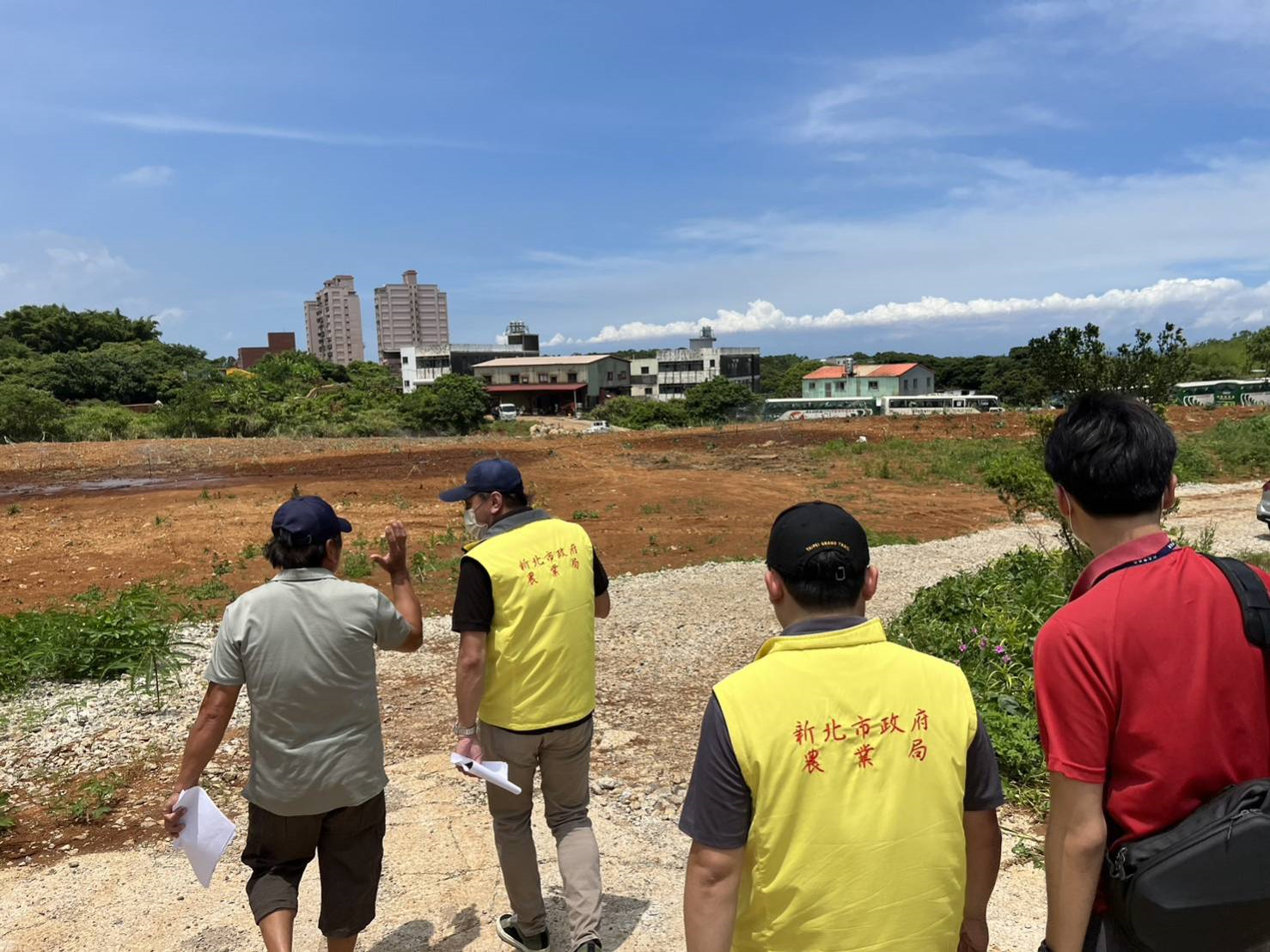  春節期間民眾若有發現不明人士及機具，隨意開挖山坡地或堆積土石之行為，可撥打1999新北市民專線通報