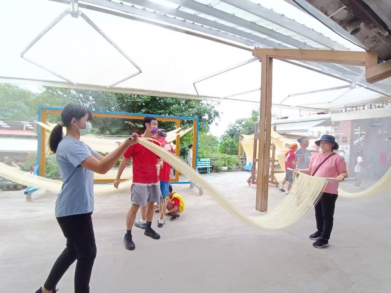  烏塗社區內許家麵線可體驗手工製作麵線