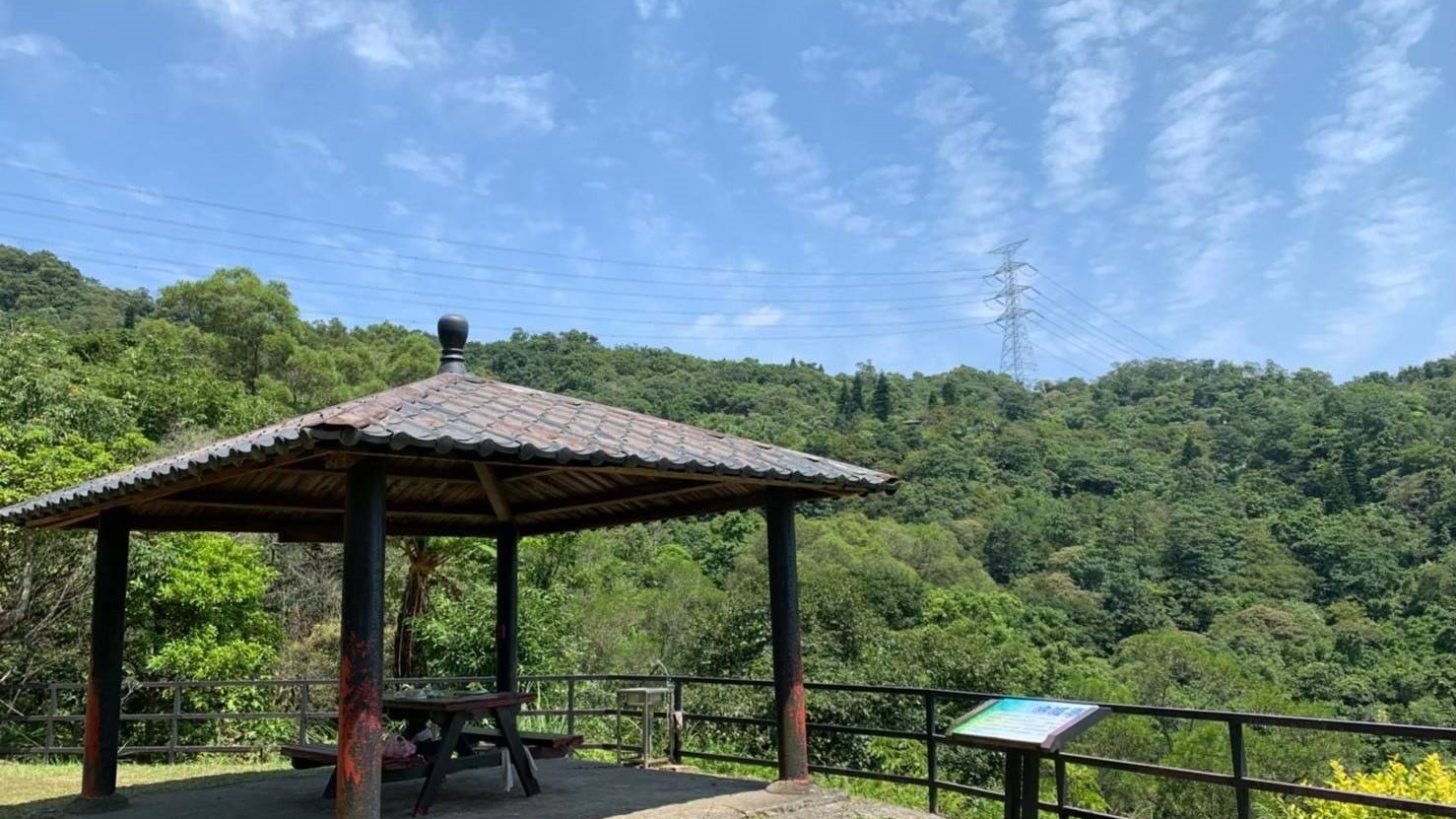 「雙溪平林休閒農場」擁有豐富的自然資源，場內有蕨類植物、蘭花等特色生態主題區