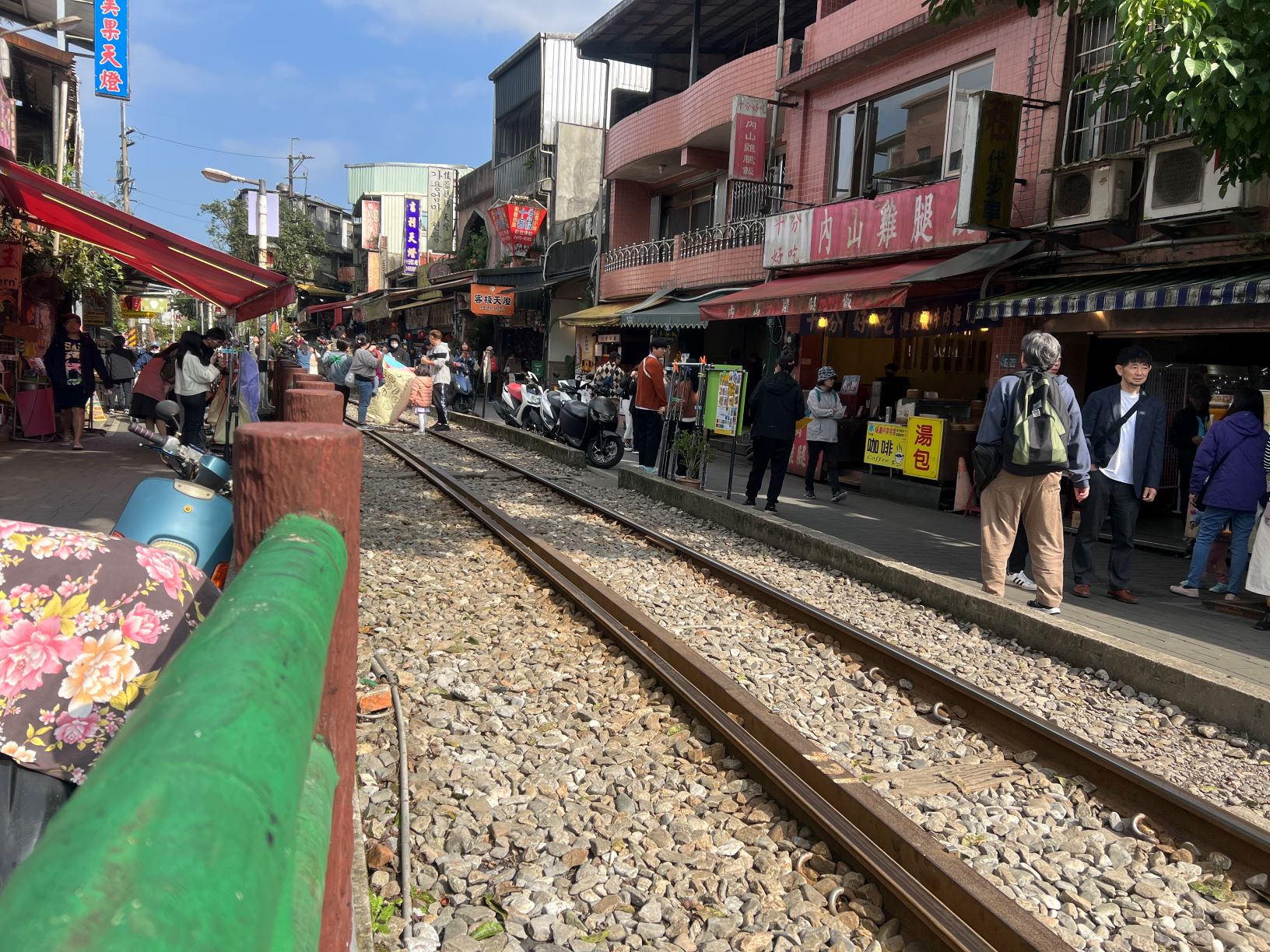  龍安社區推出季節限定的小旅行路線，可至十分老街遊逛