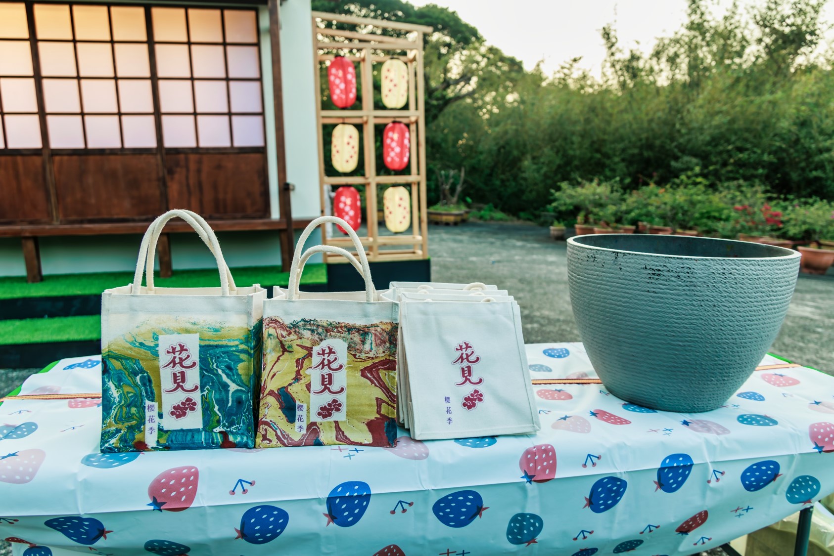 本次櫻花季週末的手作工作坊邀請到擁有百年傳承的漆藝家族第四代&mdash;張齊方，帶來「飄漆技法帆布袋工作坊」，讓參與者親身體驗漆藝之美