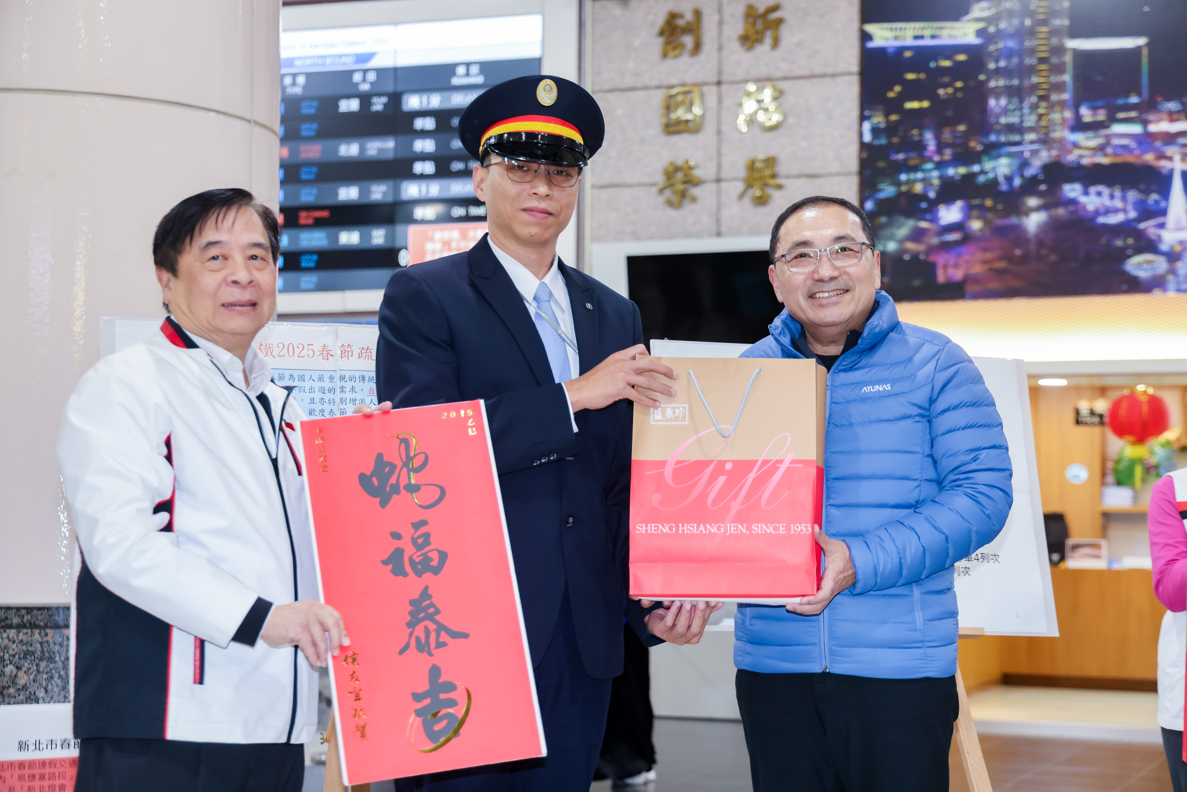 侯友宜感謝臺鐵、高鐵協助春節連假疏運工作。
