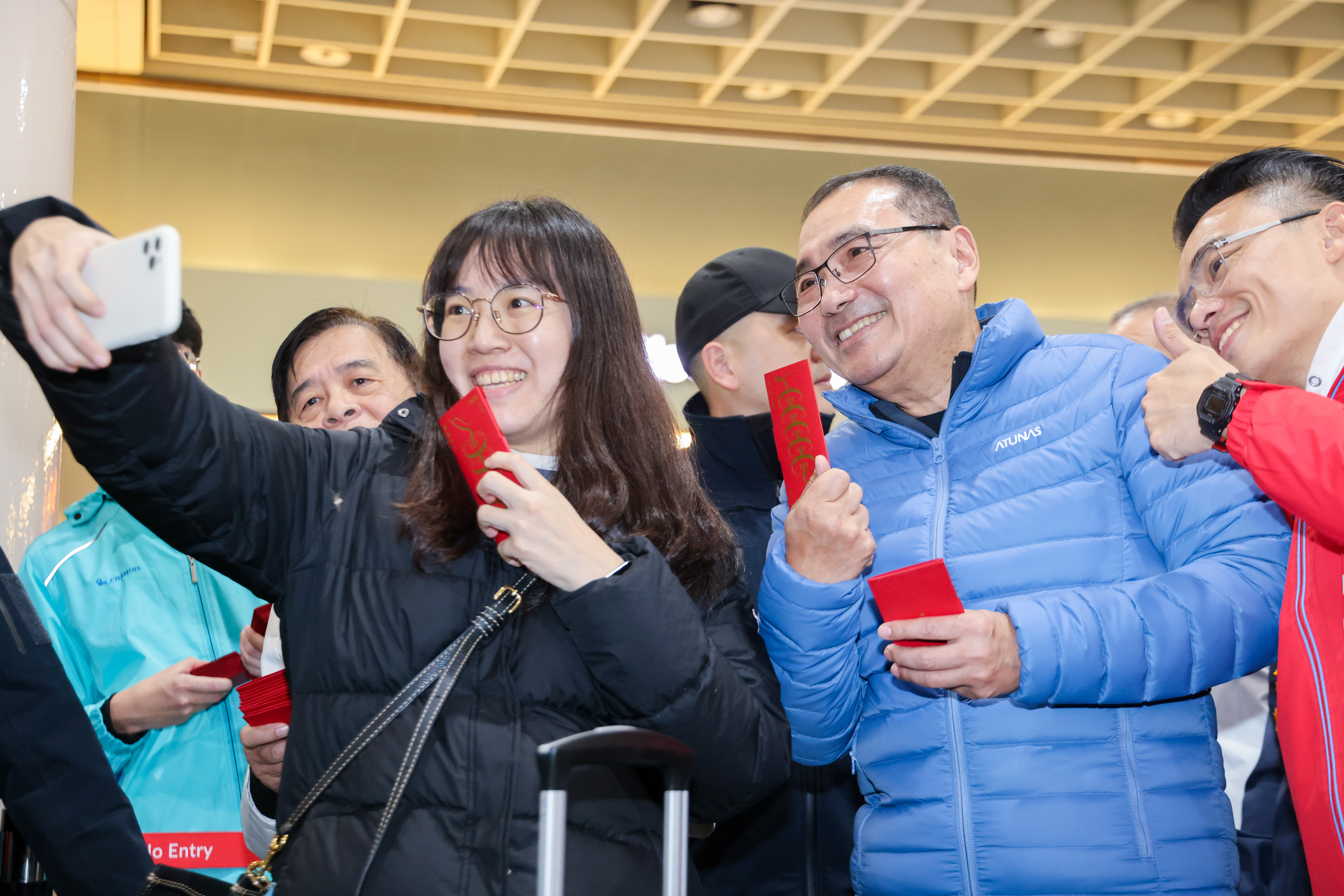 侯友宜傍晚至板橋車站向旅客拜年並發送福袋，祝福大家「新春愉快、蛇福泰吉」。