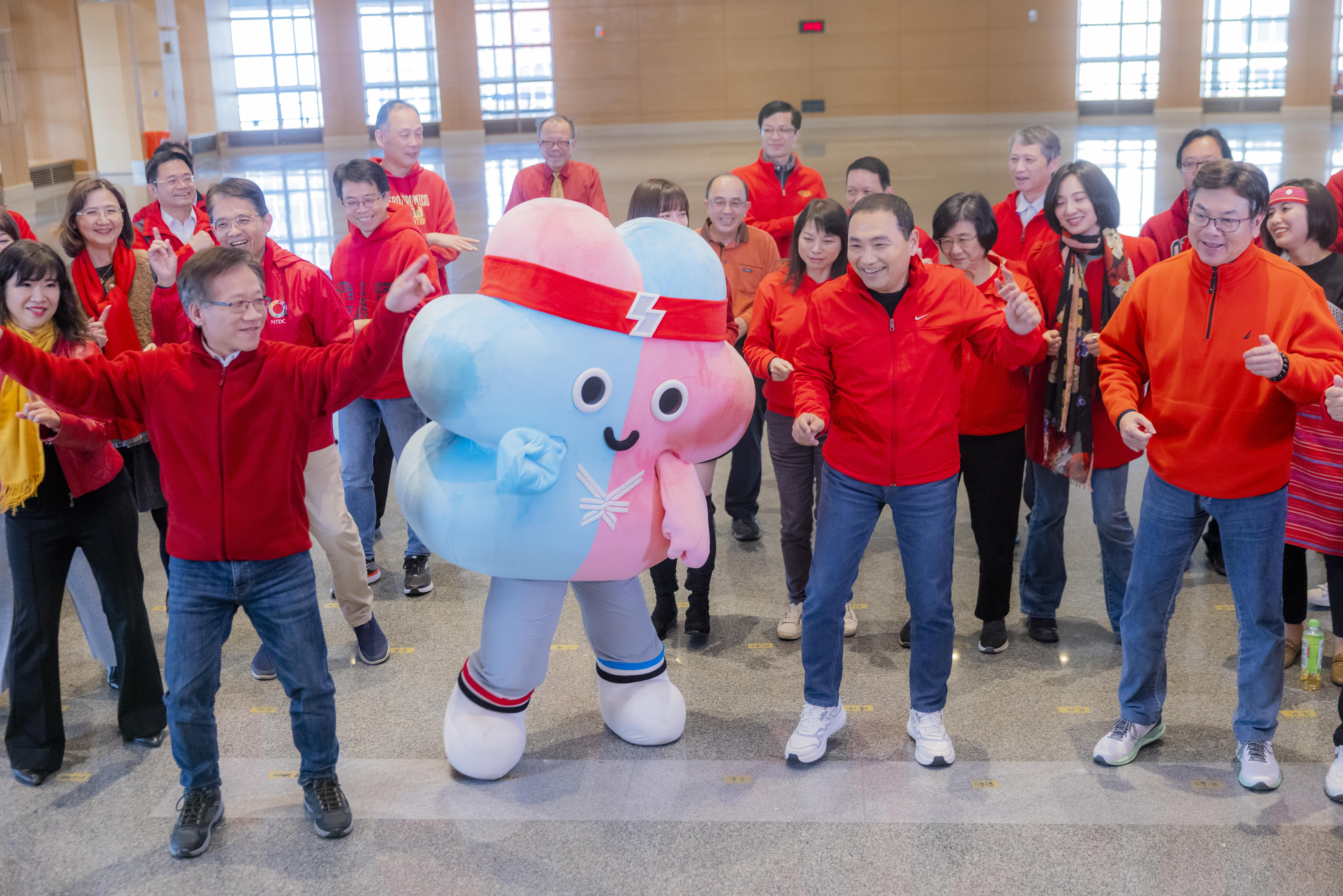 世壯運吉祥物壯寶與市府團隊齊賀新年