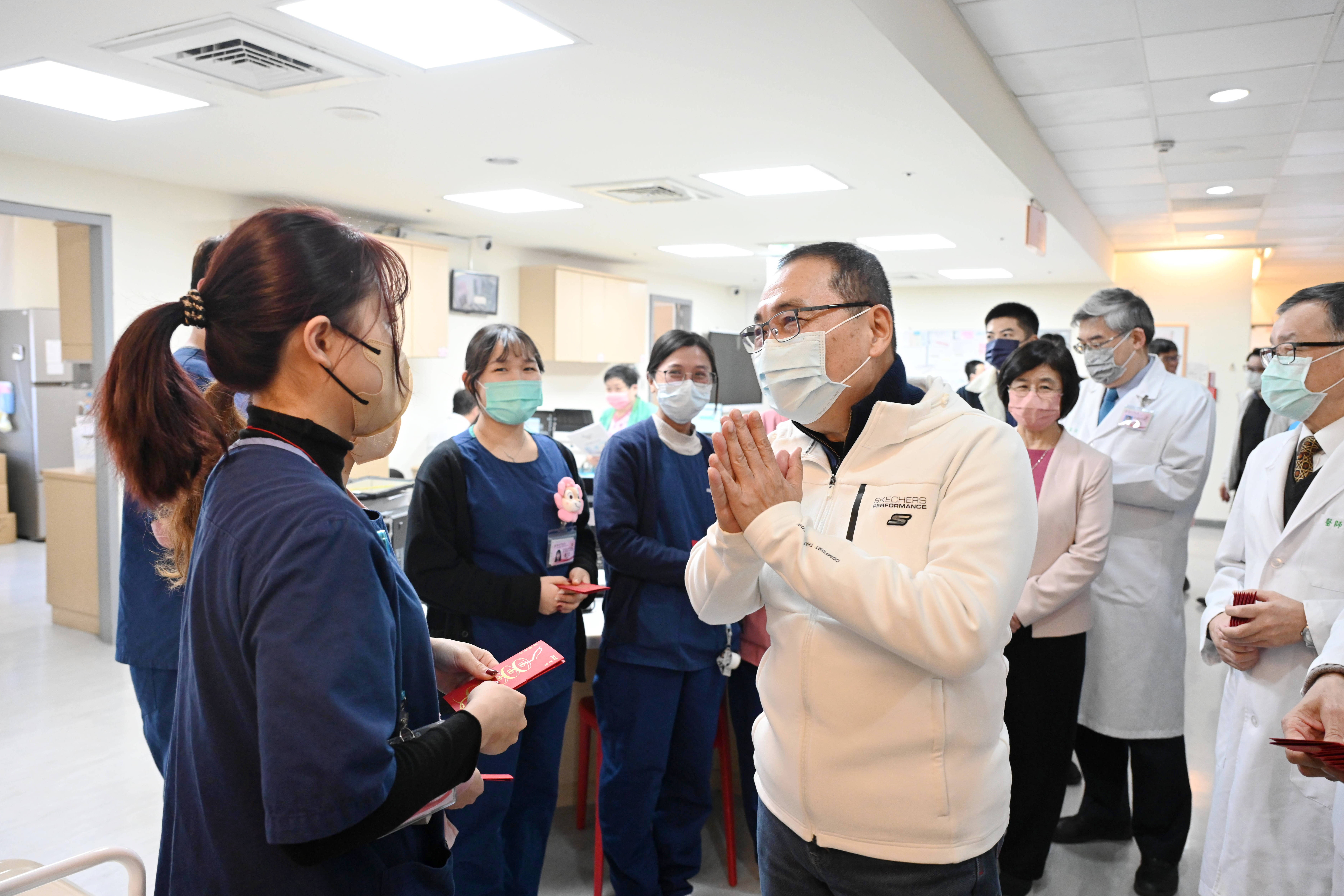 新北市長侯友宜今(28)日前往新北聯醫慰問春節期間值班的醫護人員和工作團隊