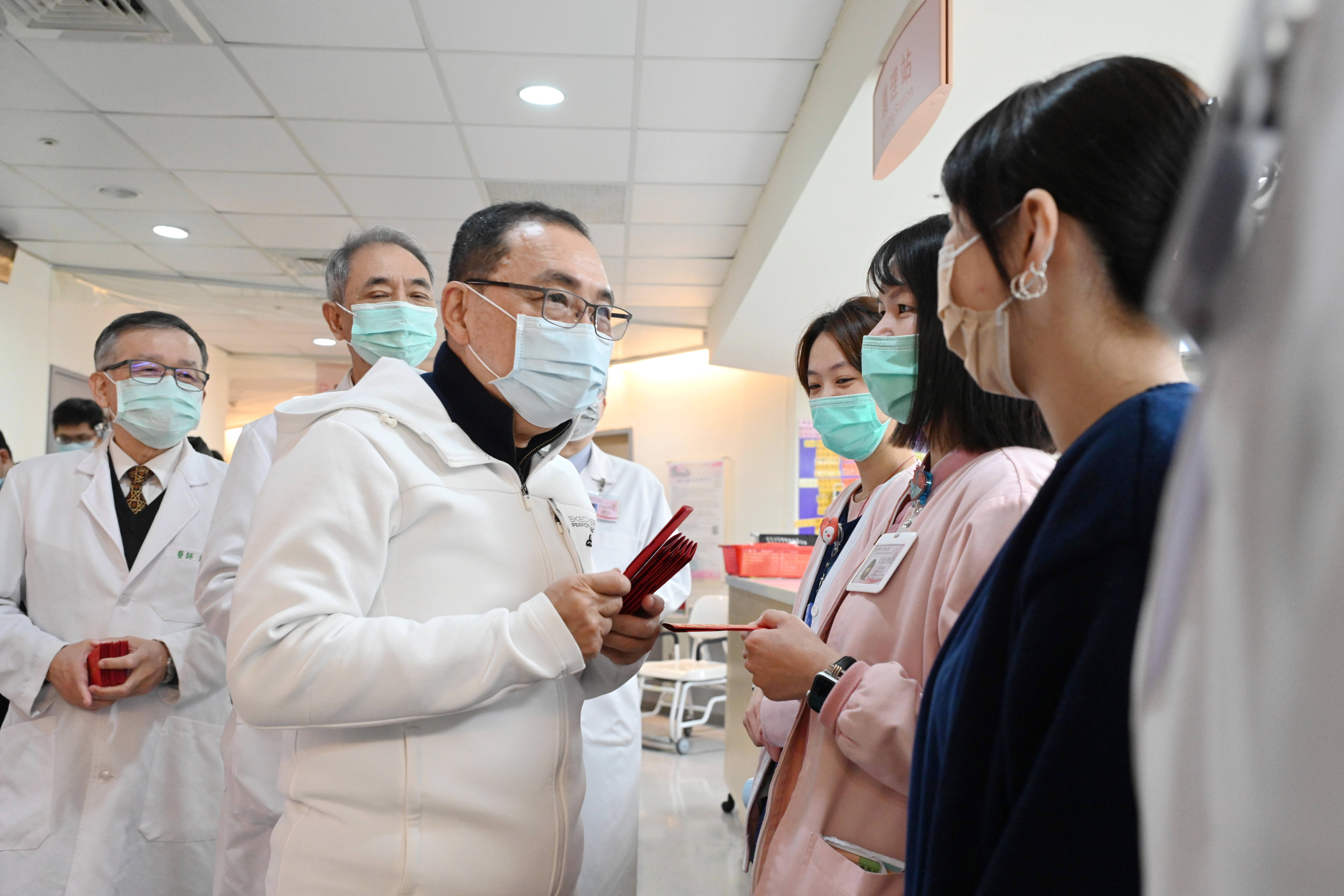 侯友宜祝福值班的醫護同仁在工作之餘能平安開心過春節