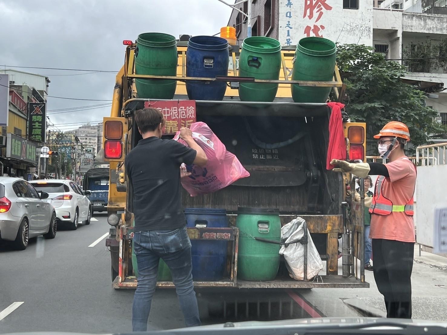清潔隊員執行垃圾收運勤務