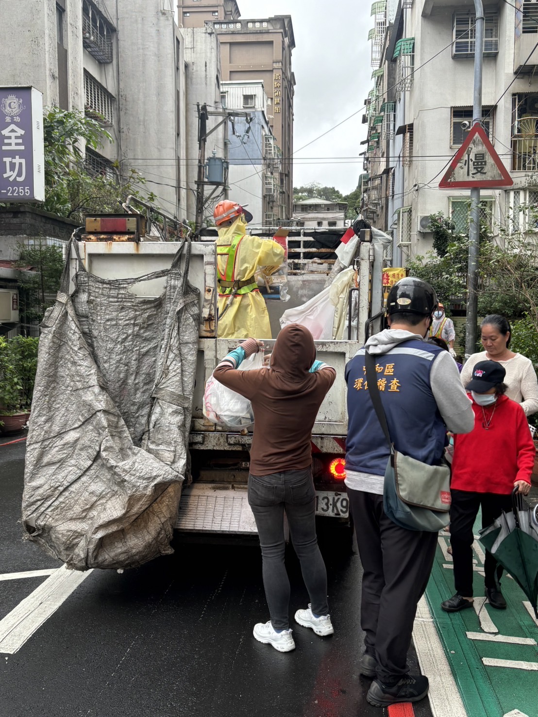 清潔隊員收運資源回收物