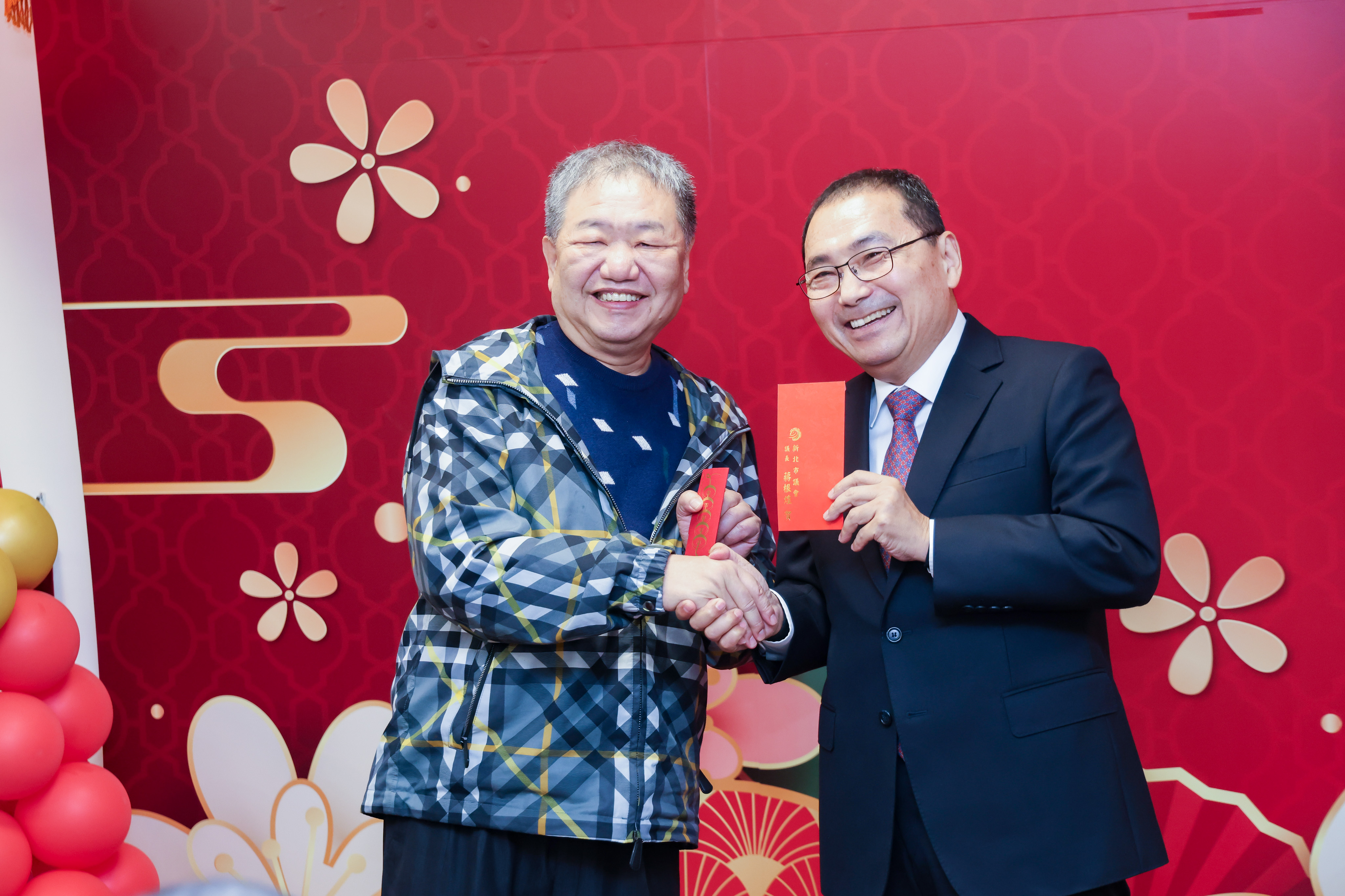 侯友宜偕同議長蔣根煌祝賀議會全體同仁新年平安好運。