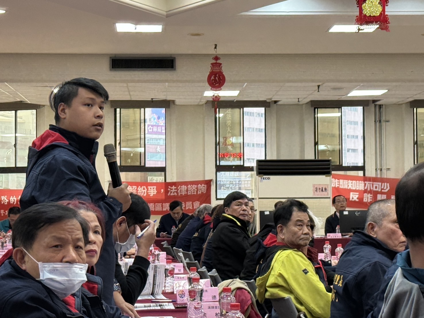 板橋區里長們於會中與市府各單位針對提案展開討論。