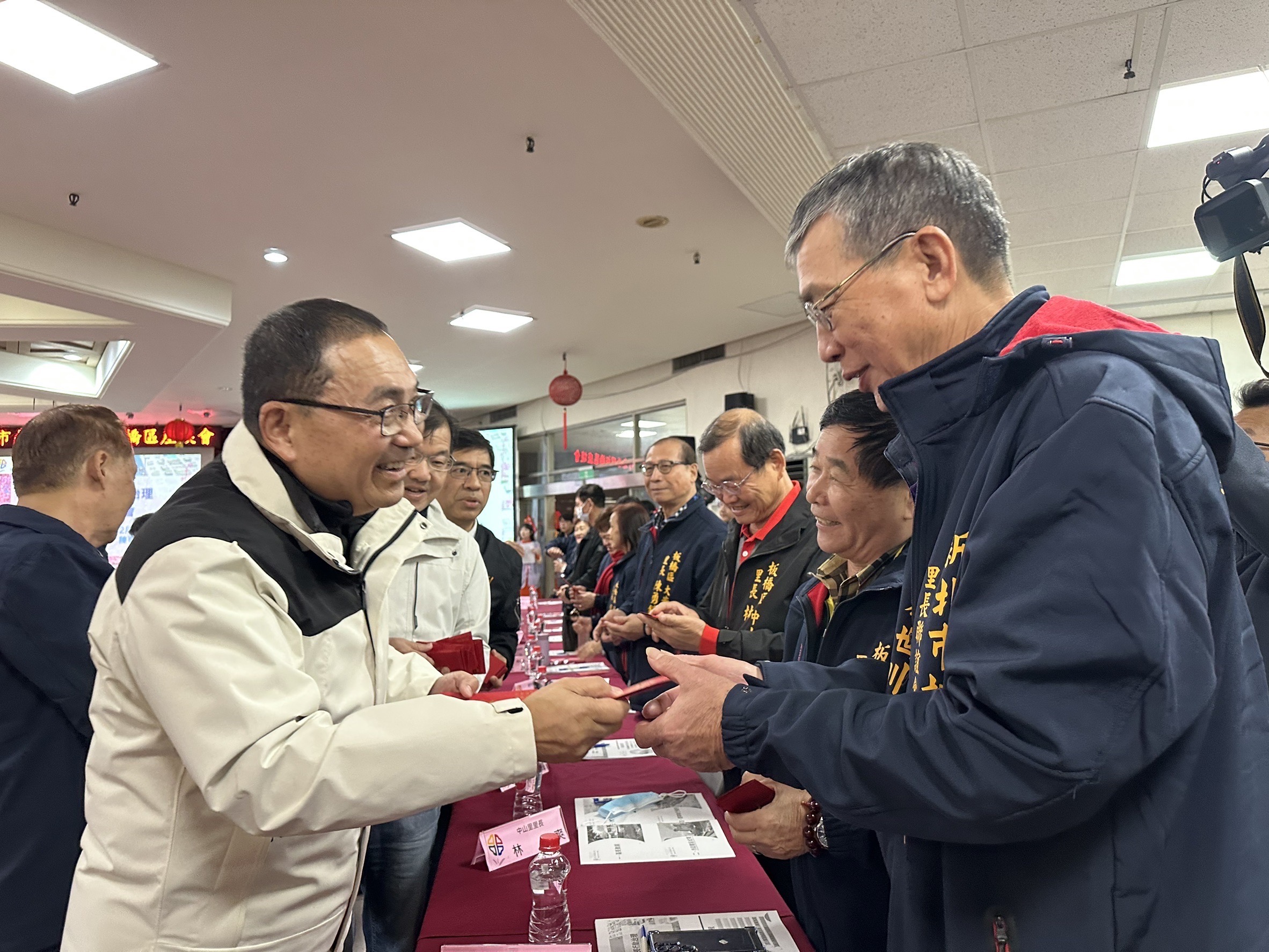 侯友宜與里長們互動熱絡。