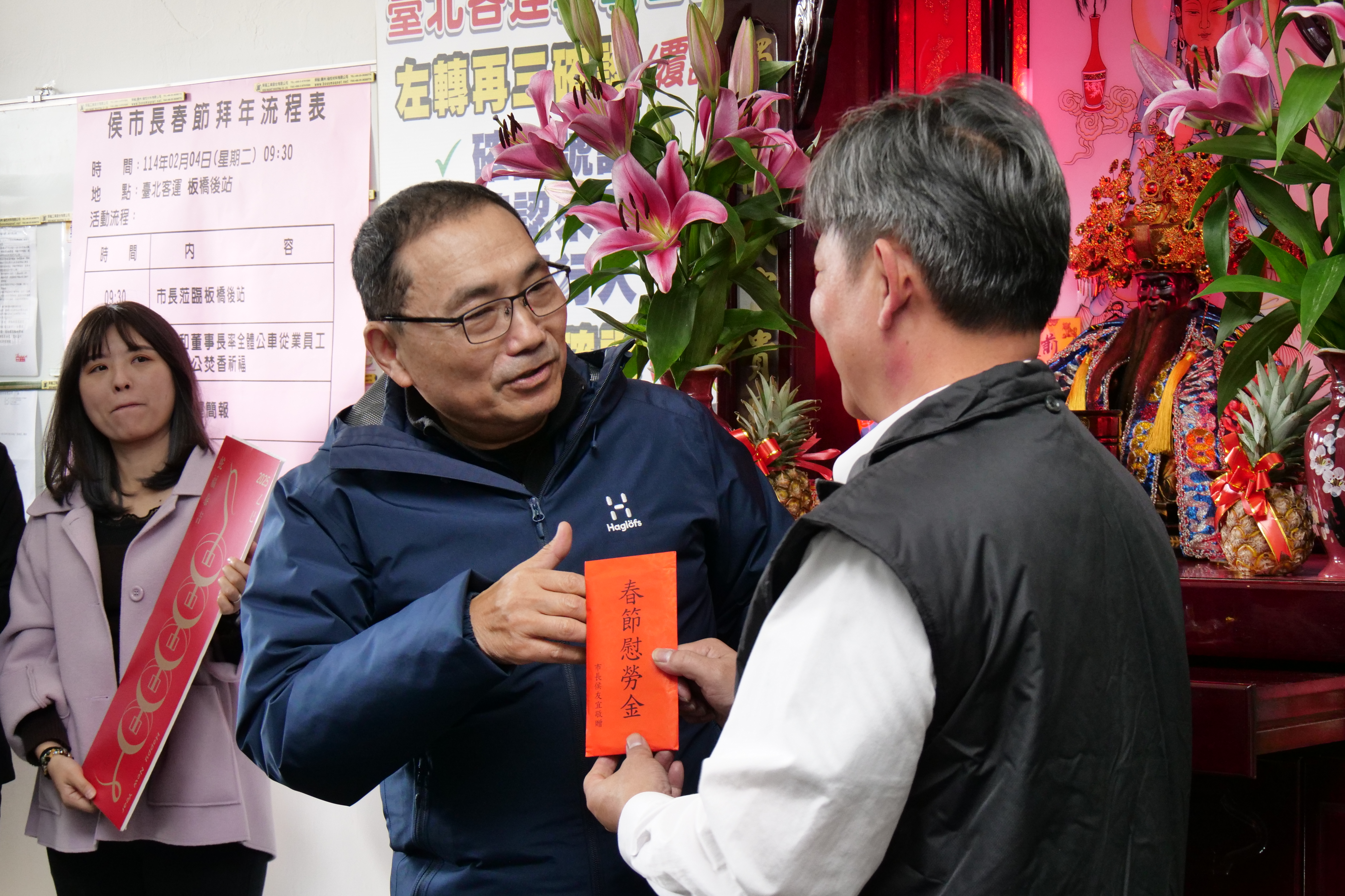 侯市長上午到臺北客運致贈春節加菜金，慰勞春節輪值駕駛員和技工