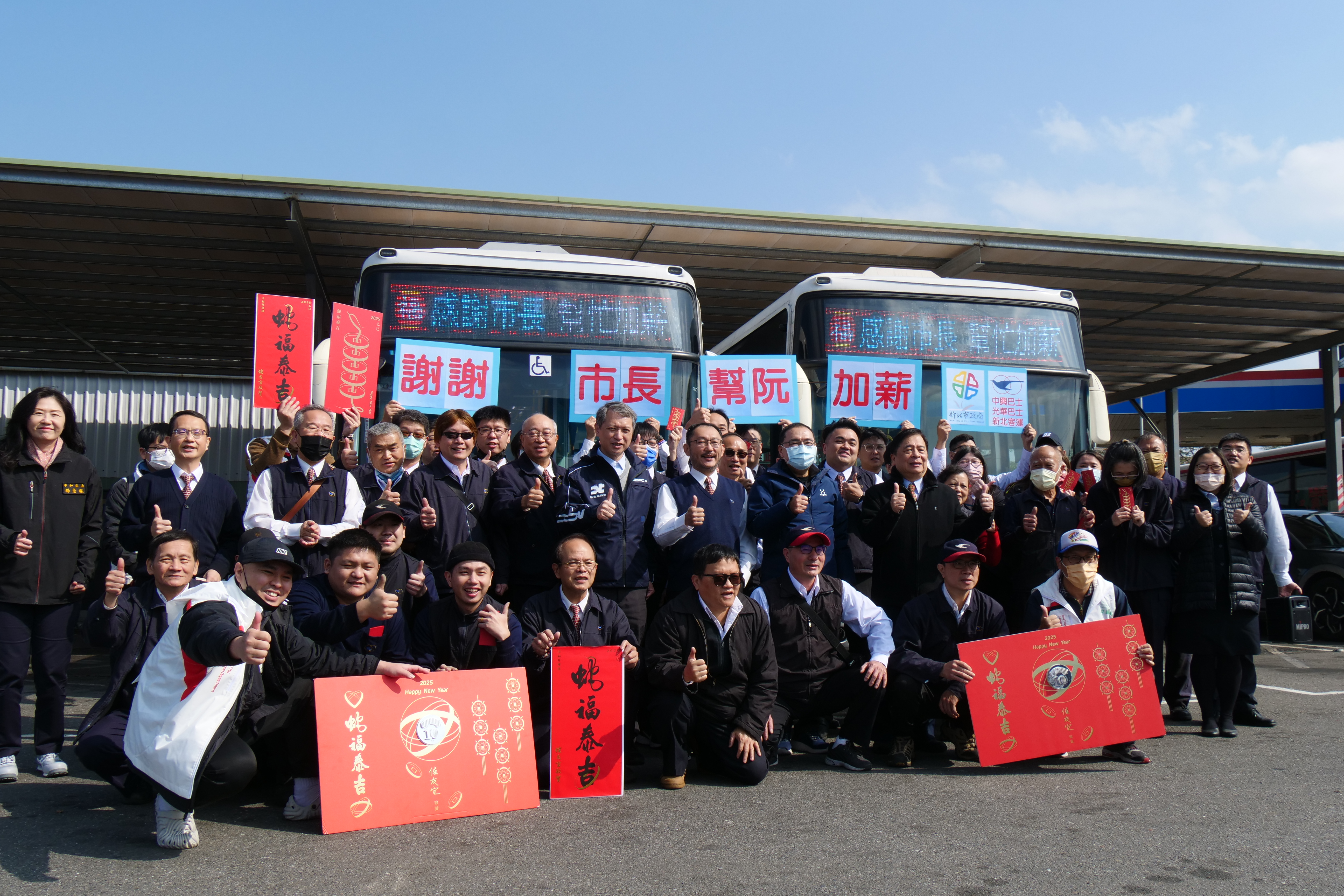 侯市長上午到中興巴士中和站拜年，致贈福袋慰勞公車駕駛員和技工
