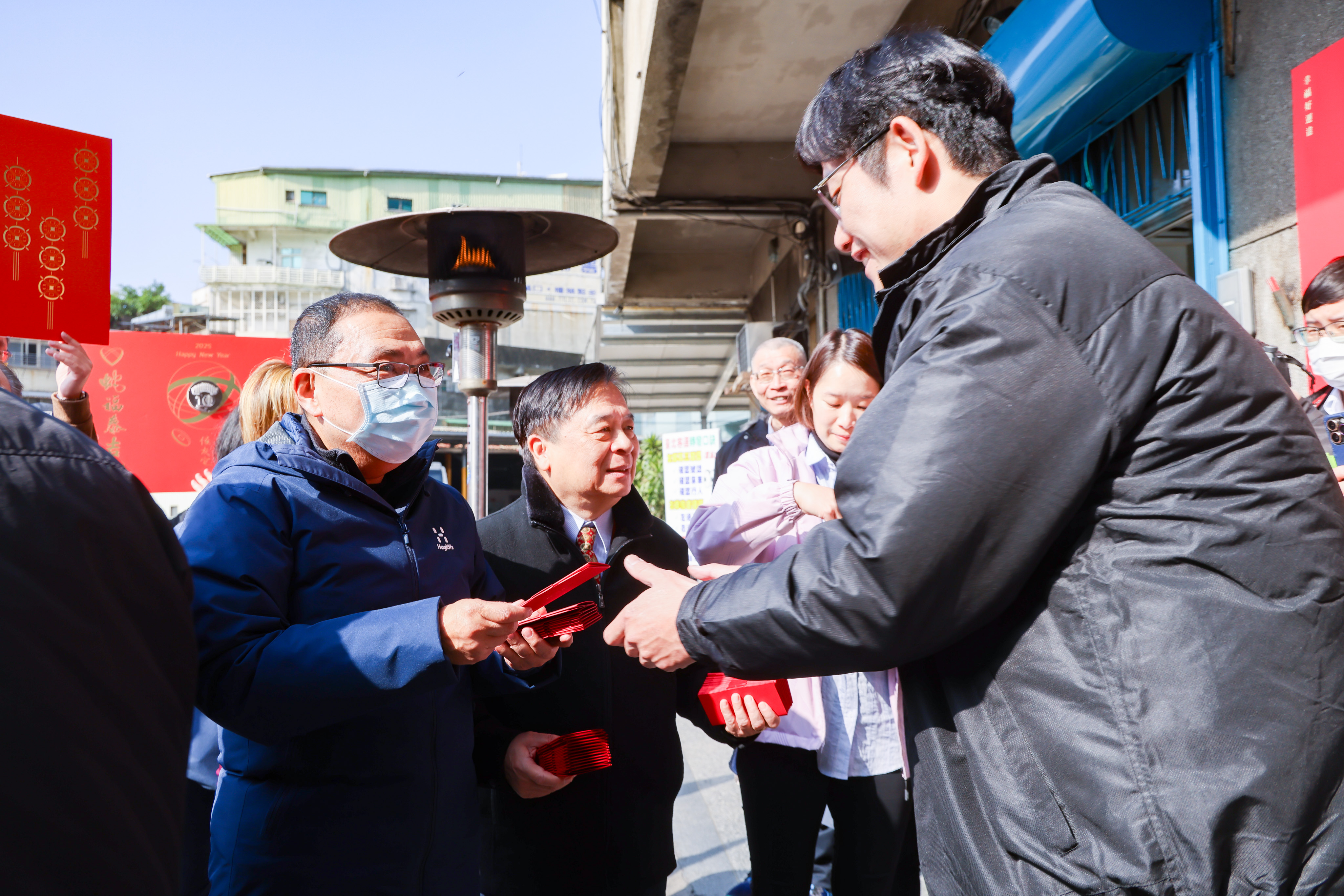 侯友宜赴臺北客運板橋後站慰勞駕駛員及技工，並致贈春節福袋。