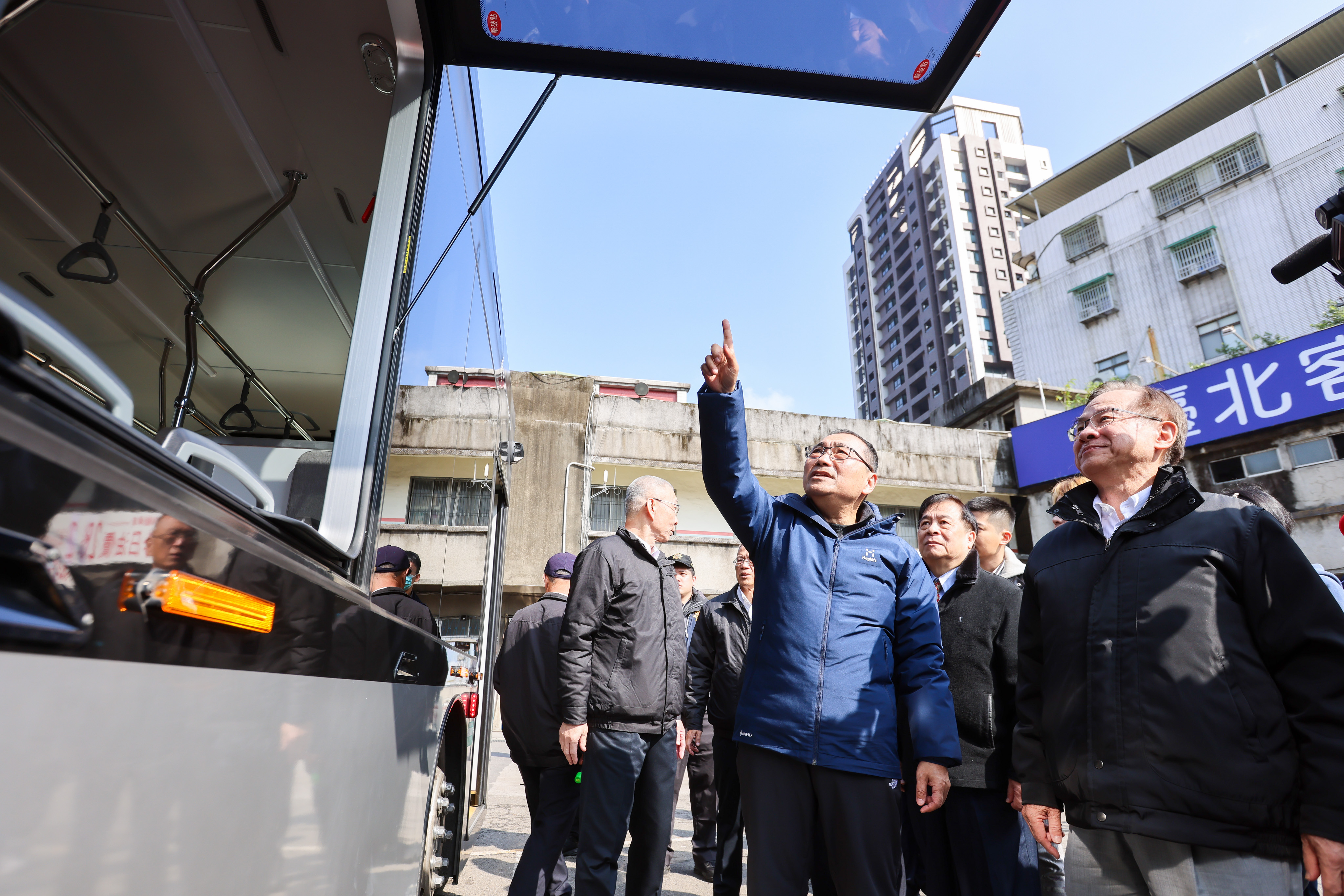 侯友宜視察新型電動公車逃生設備。