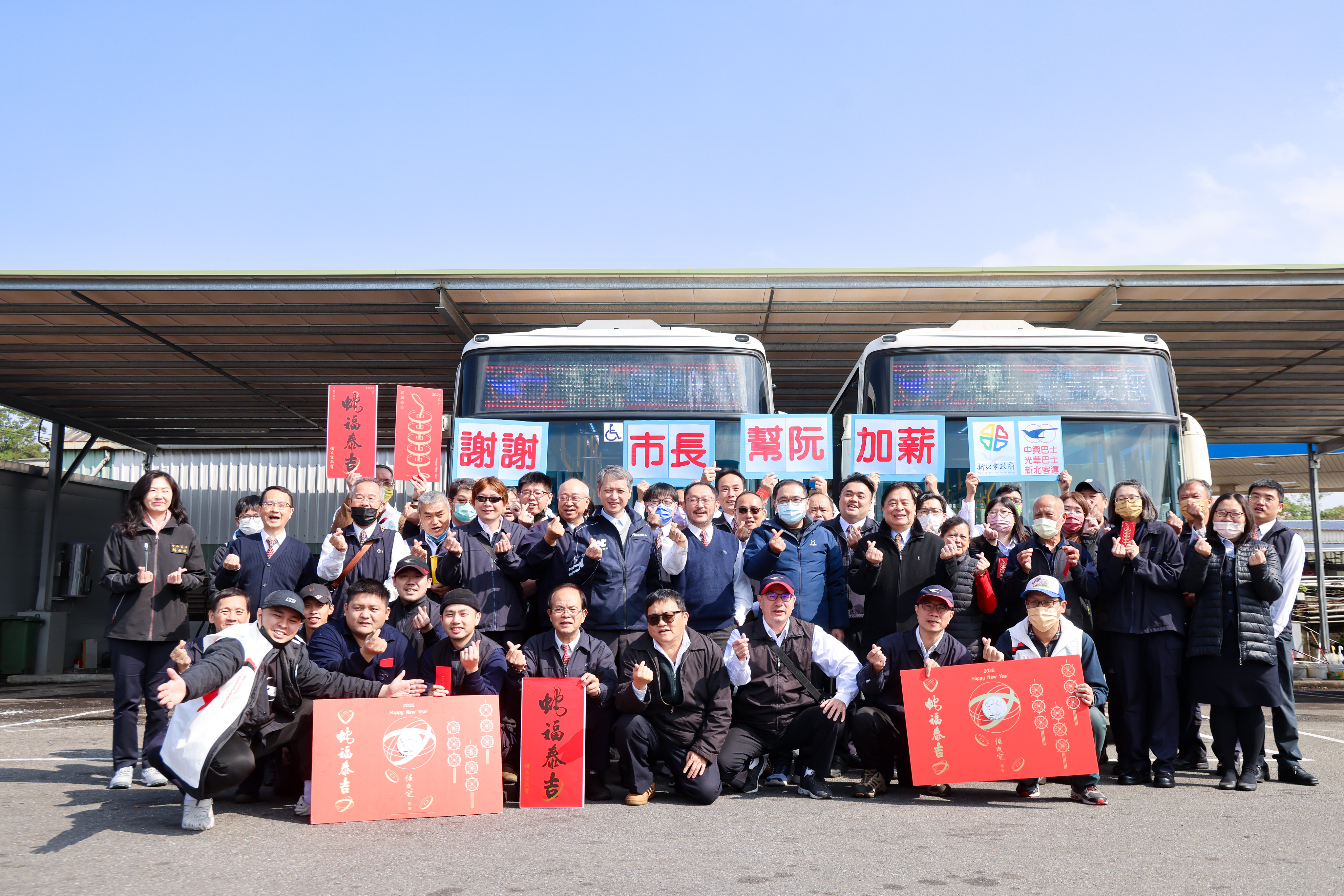 春節期間新北市大眾運輸服務不打烊，侯友宜赴中興巴士中和站向第一線工作夥伴拜年。