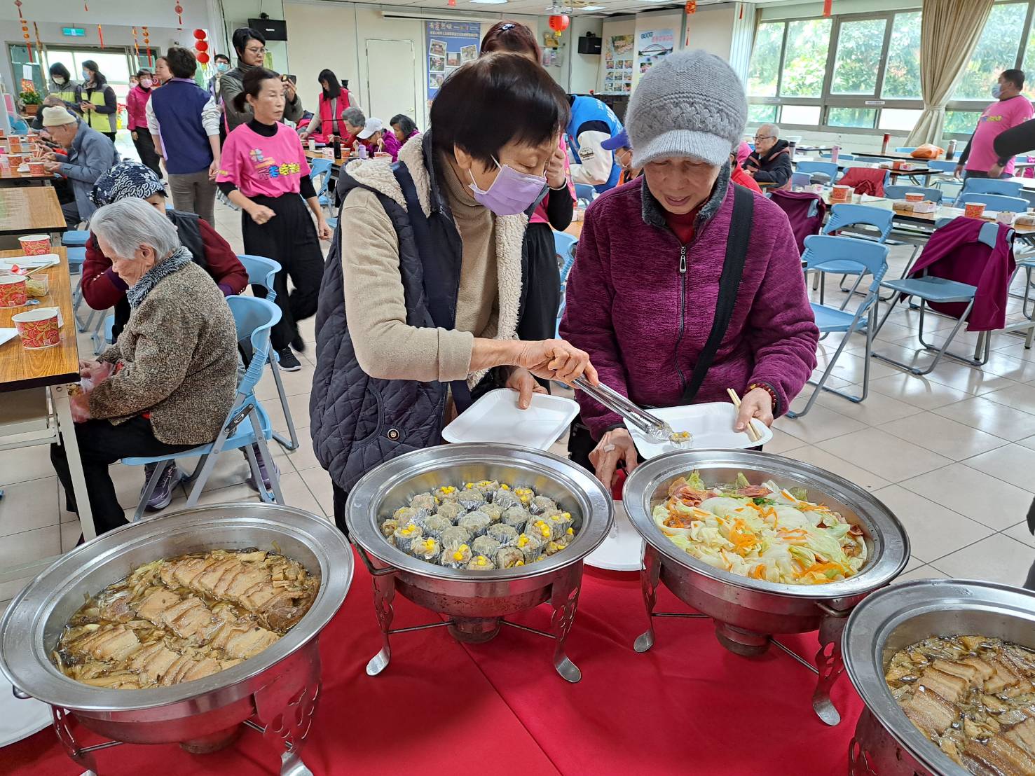 永和區民權社區照顧關懷據點團拜共餐中 長輩相互夾菜彼此照顧