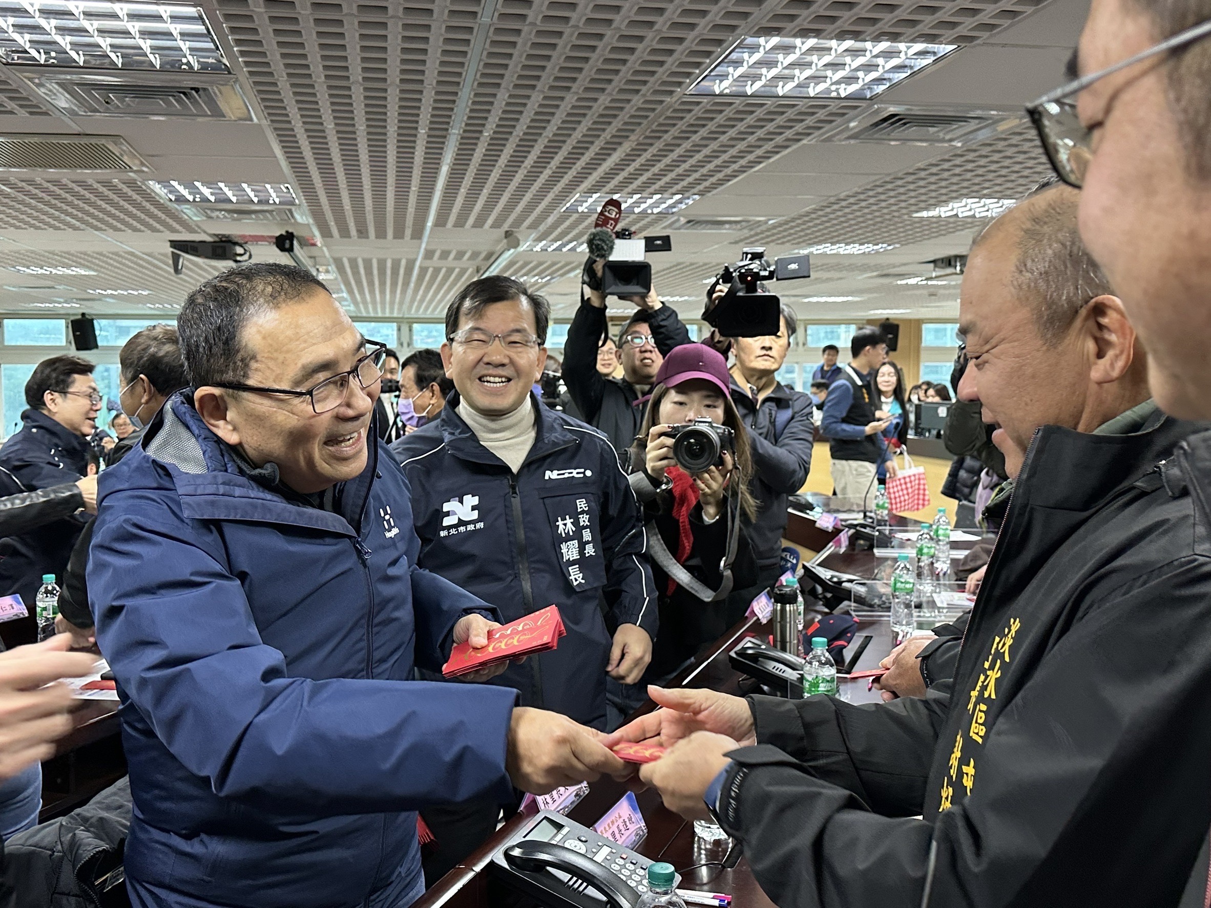 侯友宜親自發送新春福袋，與淡水里長們互動熱絡。