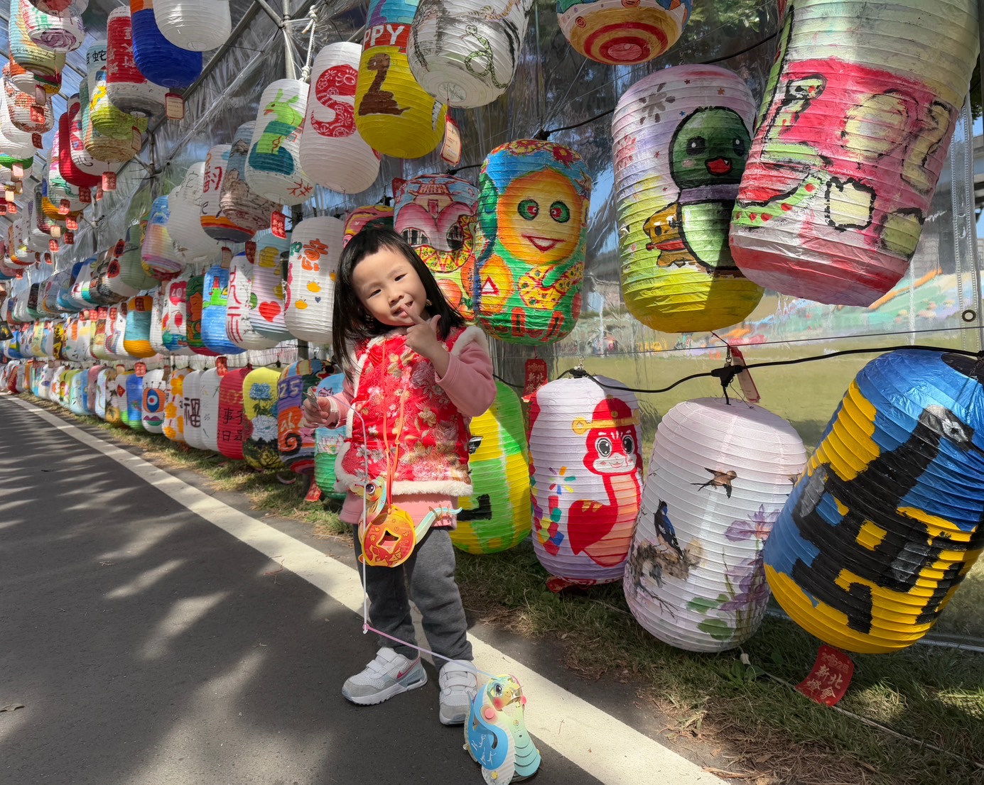 新北市今(114)年推出應景的兩款蛇年小提燈，不僅造型可愛又具多功能，並且容易組裝，適合親子同樂。