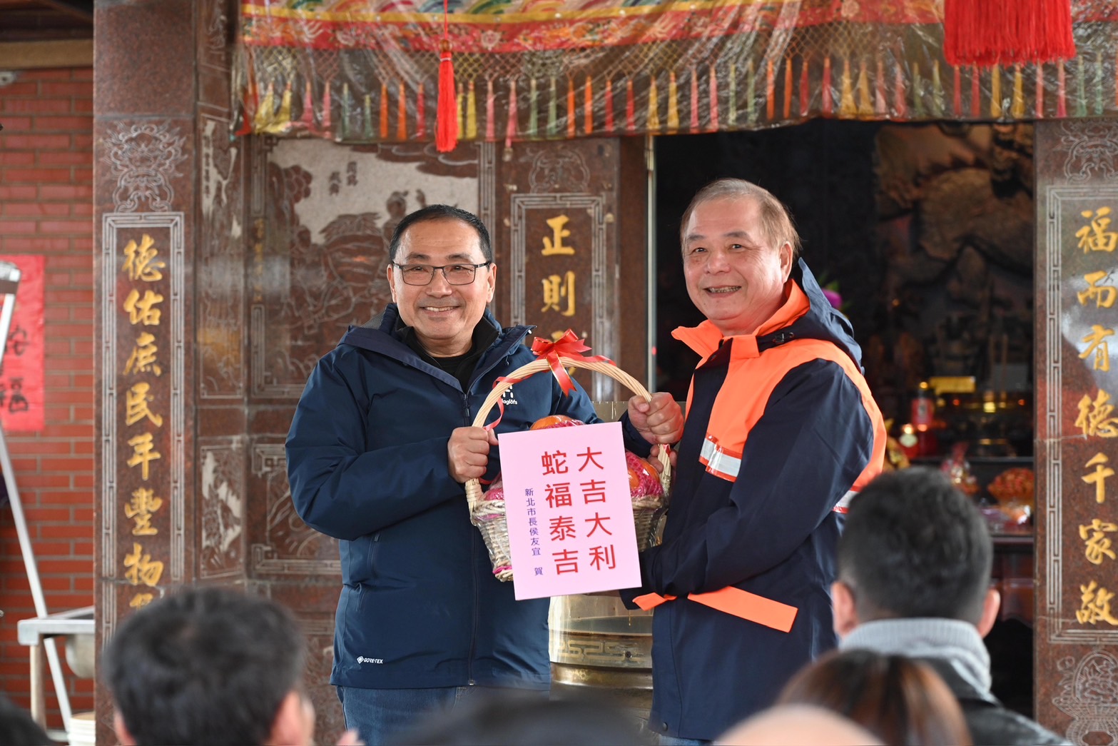 侯友宜致贈蛇年福袋及水果予清潔隊員，祝福同仁新的一年「大吉大利」。